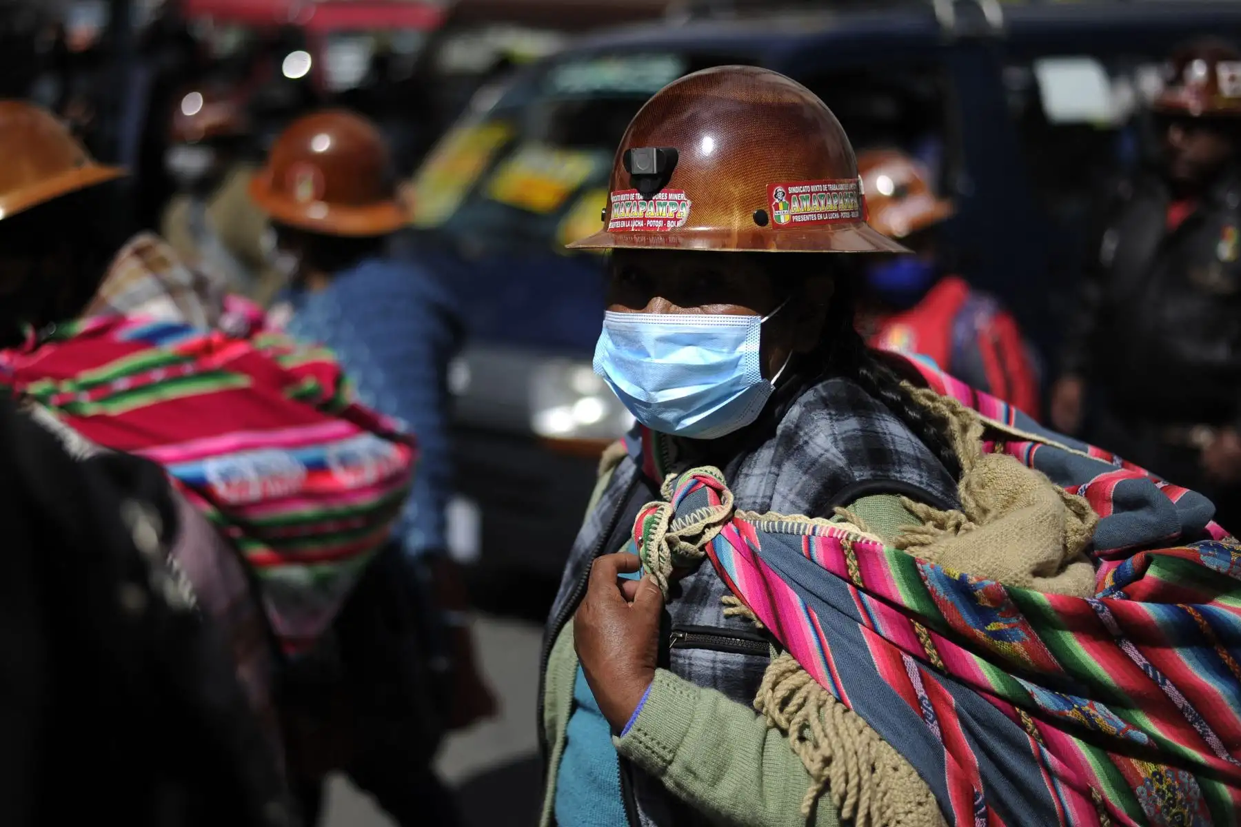 Los mineros bolivianos realizan una marcha de protesta exigiendo el pago de sus salarios pendientes a pesar de las restricciones para realizar eventos masivos para evitar el contagio de la pandemia del coronavirus, en La Paz, el 11 de enero de 2021. Foto: AFP