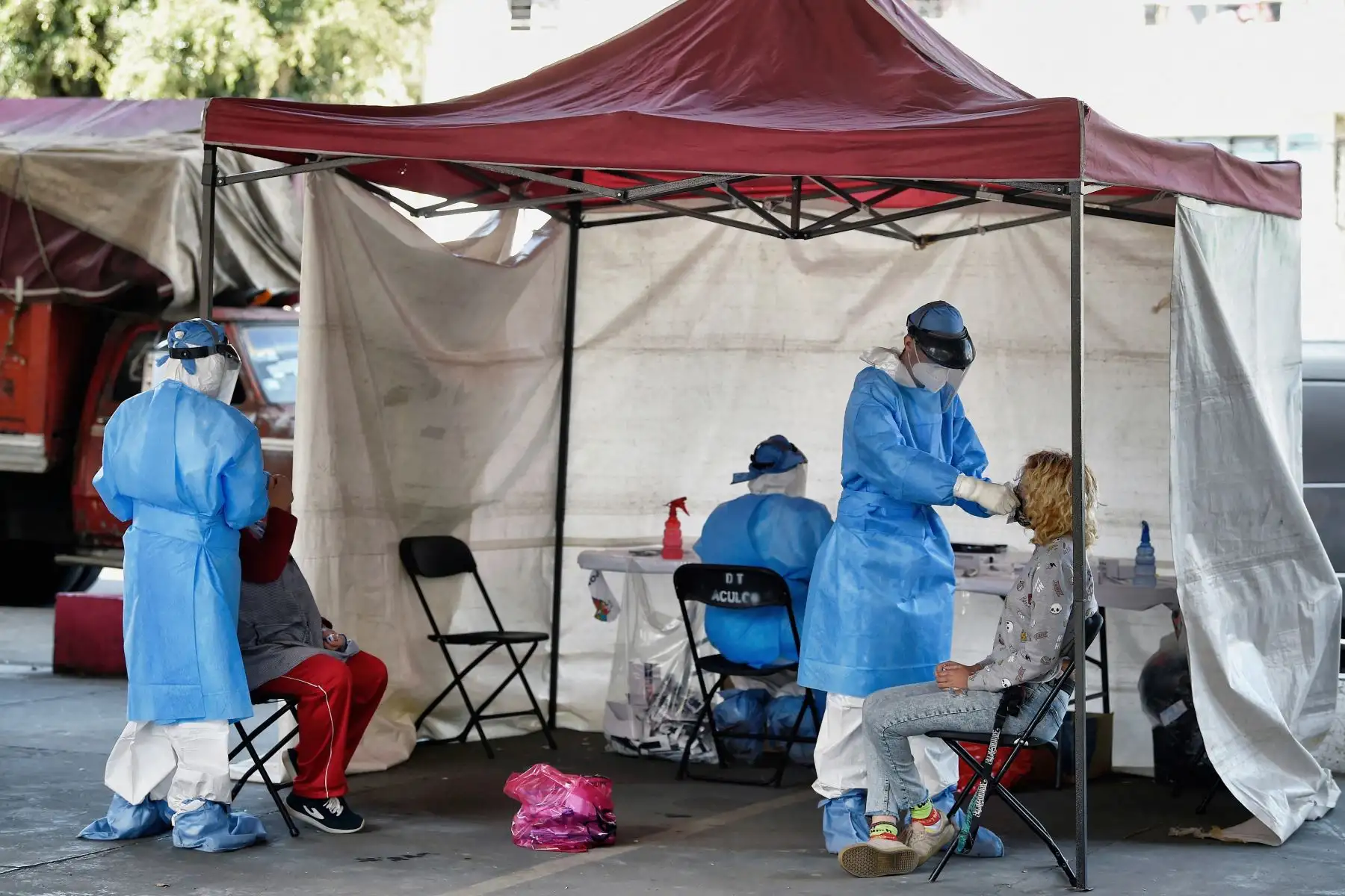 Los trabajadores de la salud realizan una prueba rápida de antígeno Covid-19 en una carpa de salud temporal en la Ciudad de México, el 12 de febrero de 2021. Foto: AFP