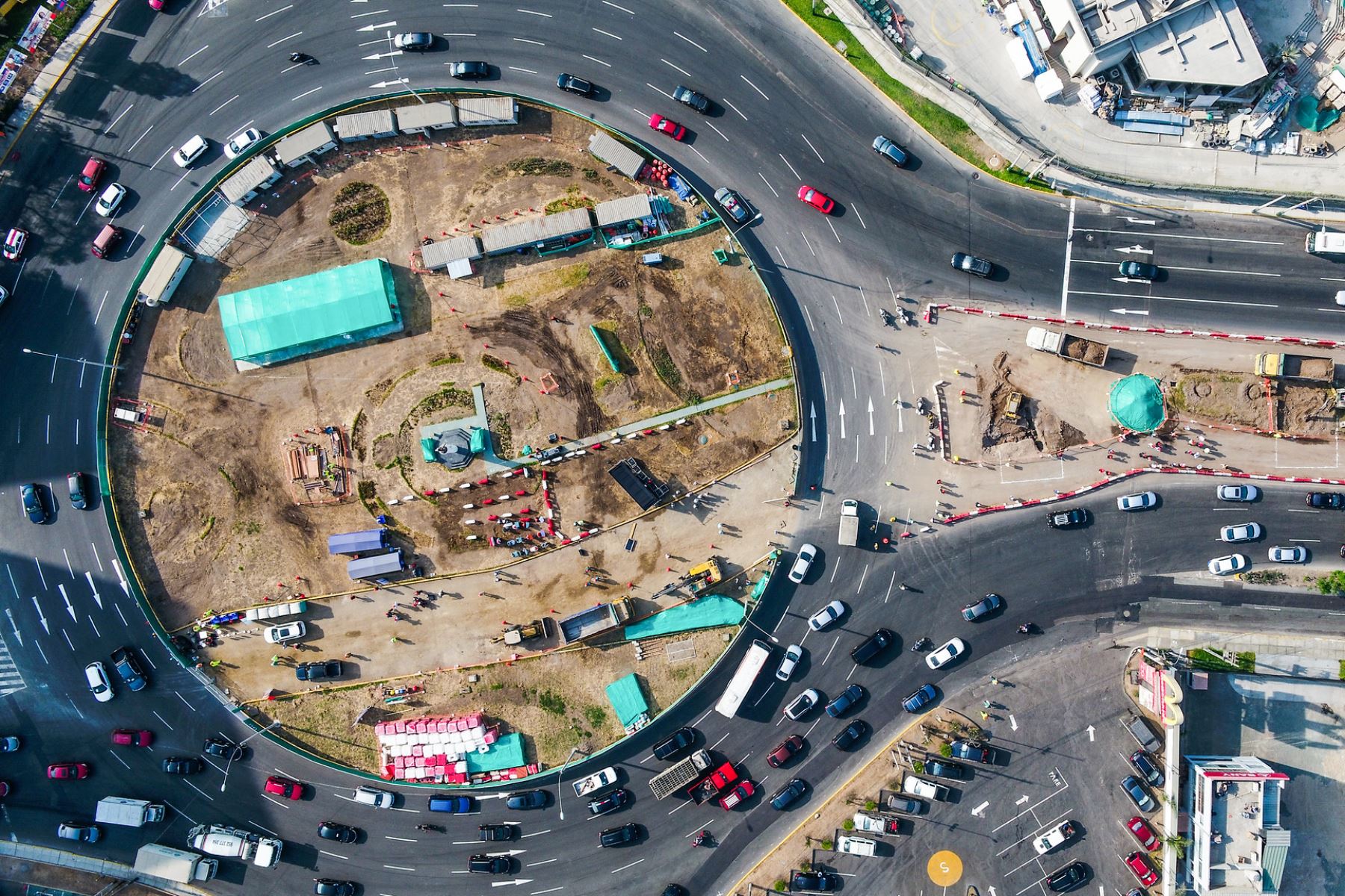 Esta obra, a cargo de la Empresa Municipal Administradora de Peajes de Lima (Emape), tiene casi 2 km de extensión, de los cuales 870 m conformarán un viaducto, y apunta a reducir en un 85% la carga vehicular en este espacio ubicado entre La Molina y Santiago de Surco. Foto: ANDINA/Municipalidad de Lima