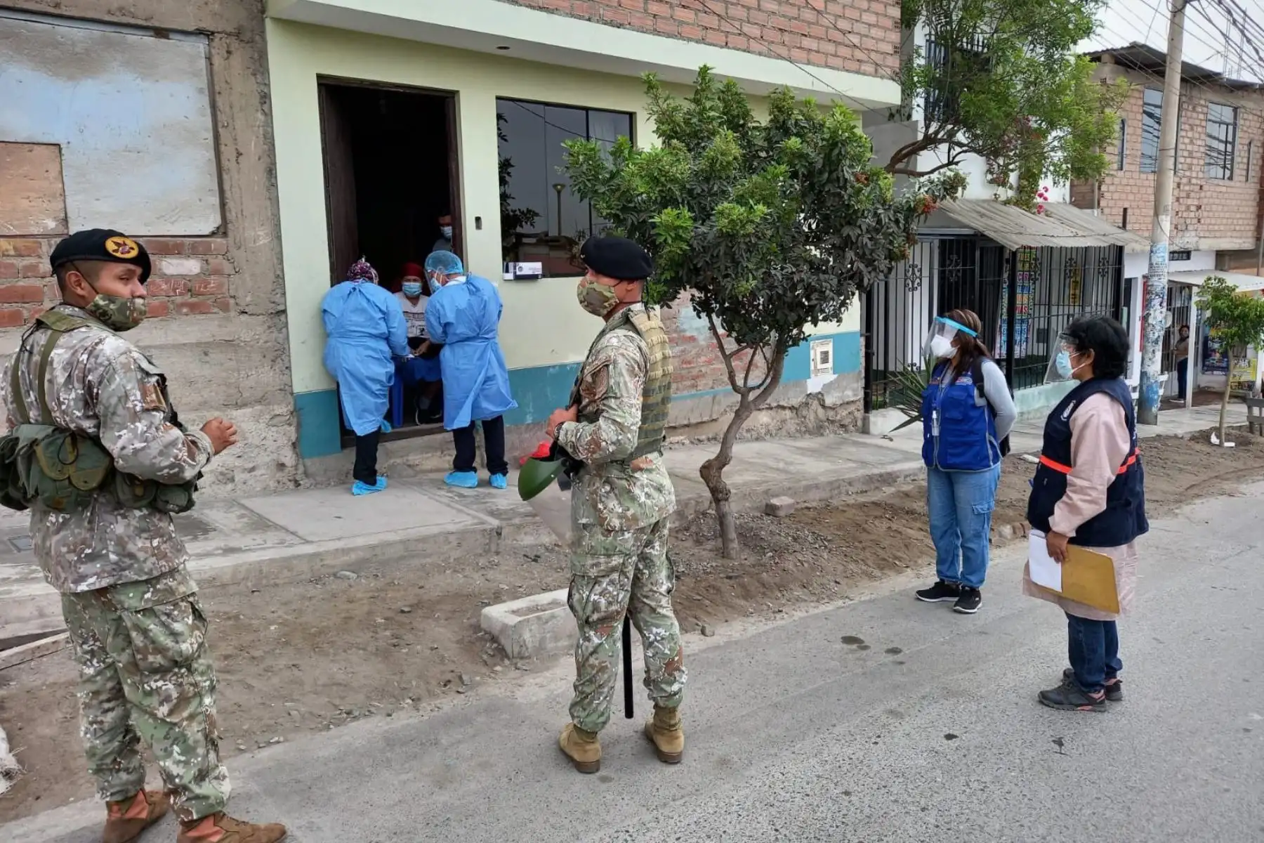 Está mañana la DIRIS Lima Sur realizó en beneficio de 240 hogares vulnerables de Villa El Salvador la intervención “Tayta”. Los equipos de respuesta rápida evaluación médica y descarte de Covi-19. Foto: DIRIS Lima Sur