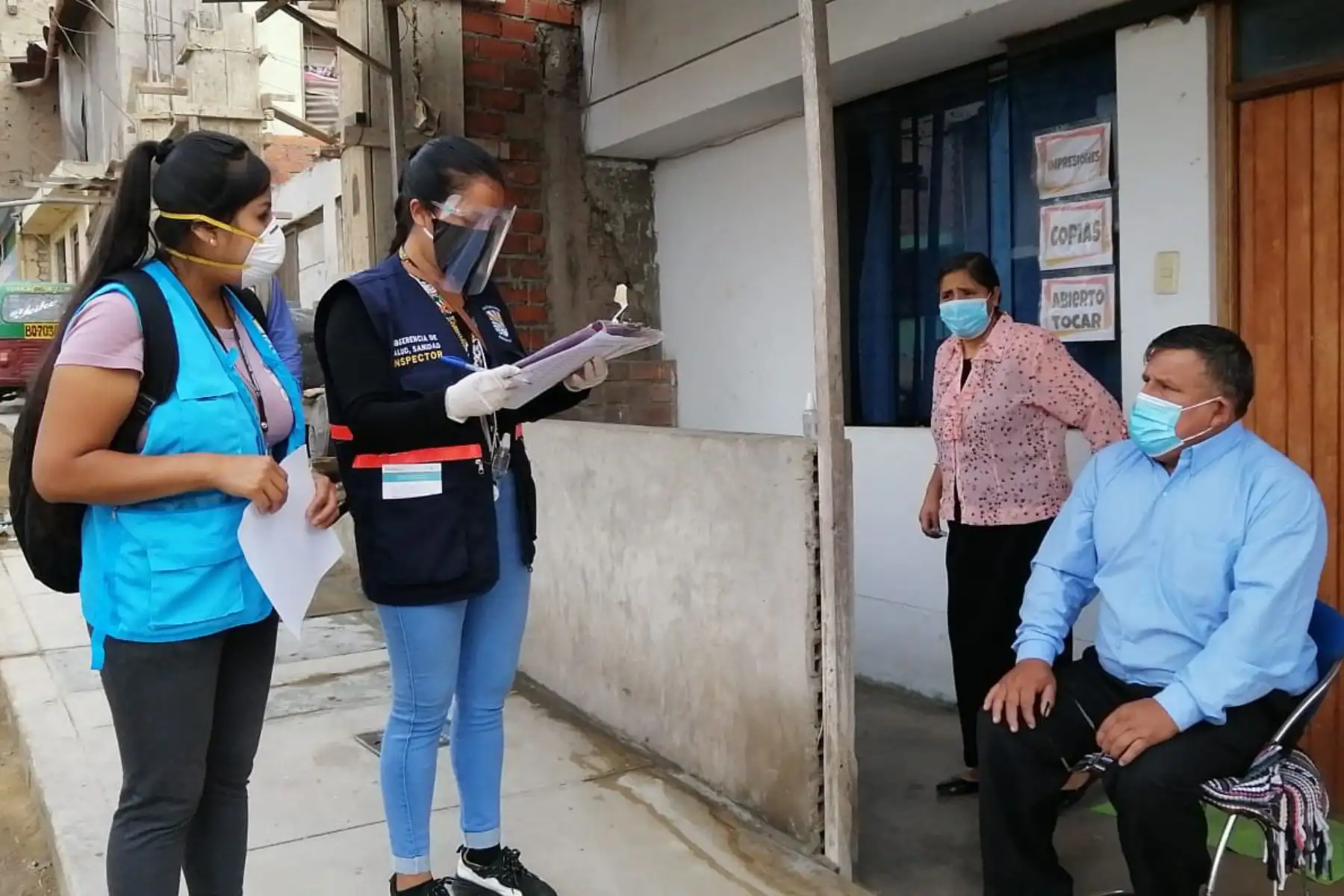 Está mañana la DIRIS Lima Sur realizó en beneficio de 240 hogares vulnerables de Villa El Salvador la intervención “Tayta”. Los equipos de respuesta rápida evaluación médica y descarte de Covi-19. Foto: DIRIS Lima Sur