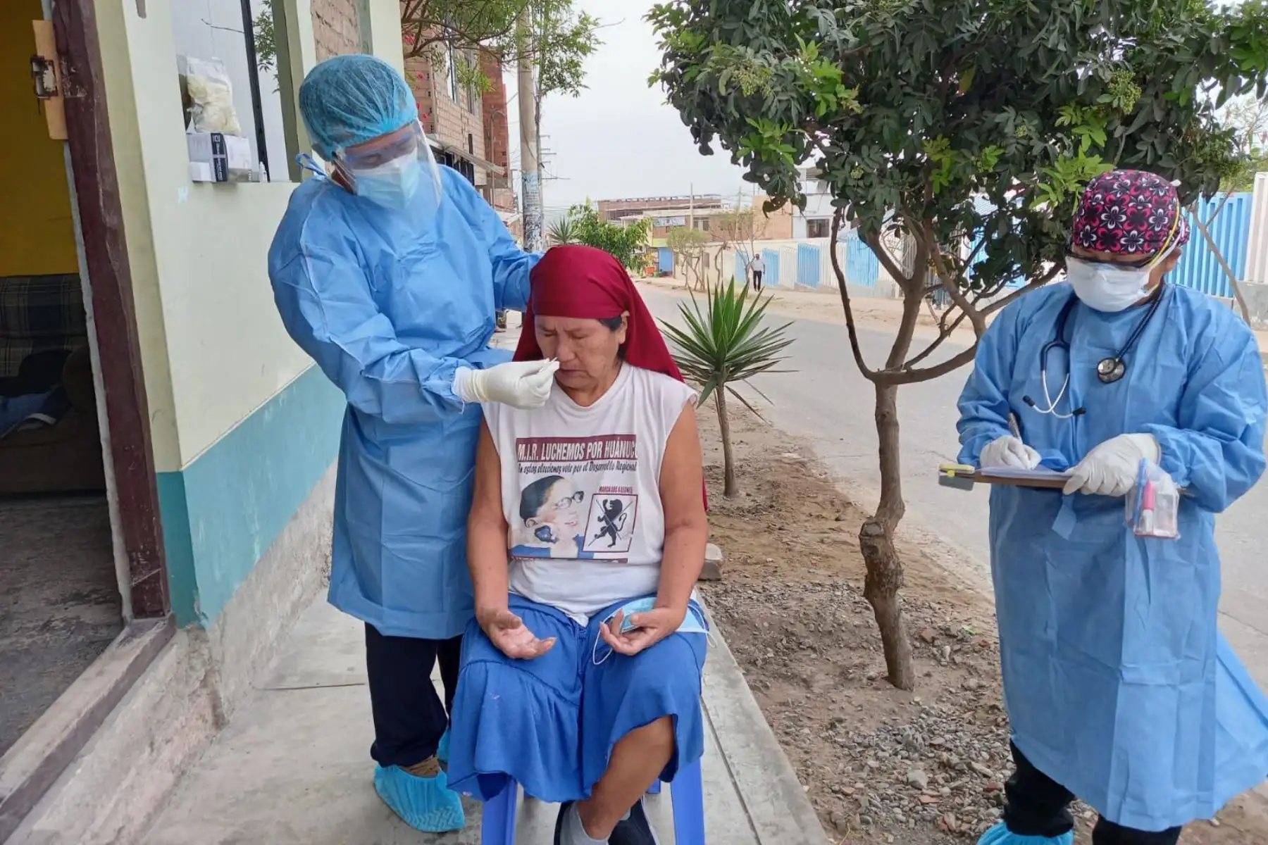 Está mañana la DIRIS Lima Sur realizó en beneficio de 240 hogares vulnerables de Villa El Salvador la intervención “Tayta”. Los equipos de respuesta rápida evaluación médica y descarte de Covi-19. Foto: DIRIS Lima Sur
