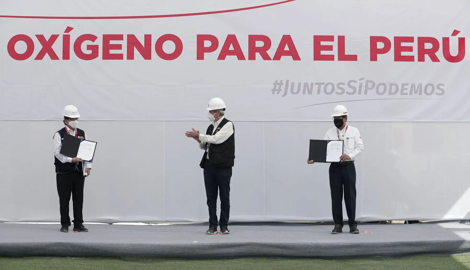 El Presidente de la República , Francisco Sagasti , llegó a la región Moquegua para la entrega de vacunas al personal de salud así como participó de la entrega de la donación de 20 toneladas de oxígeno para el abastecimiento de hospitales y centros médicos. Foto: ANDINA/Presidencia Perú.