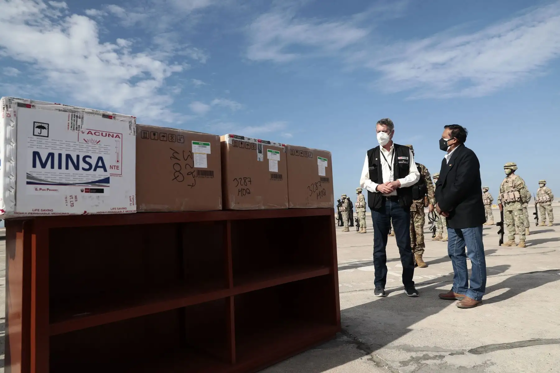 El Presidente de la República , Francisco Sagasti , llegó a la región Moquegua para la entrega de vacunas al personal de salud así como participó de la entrega de la donación de 20 toneladas de oxígeno para el abastecimiento de hospitales y centros médicos. Foto: ANDINA/Presidencia Perú.