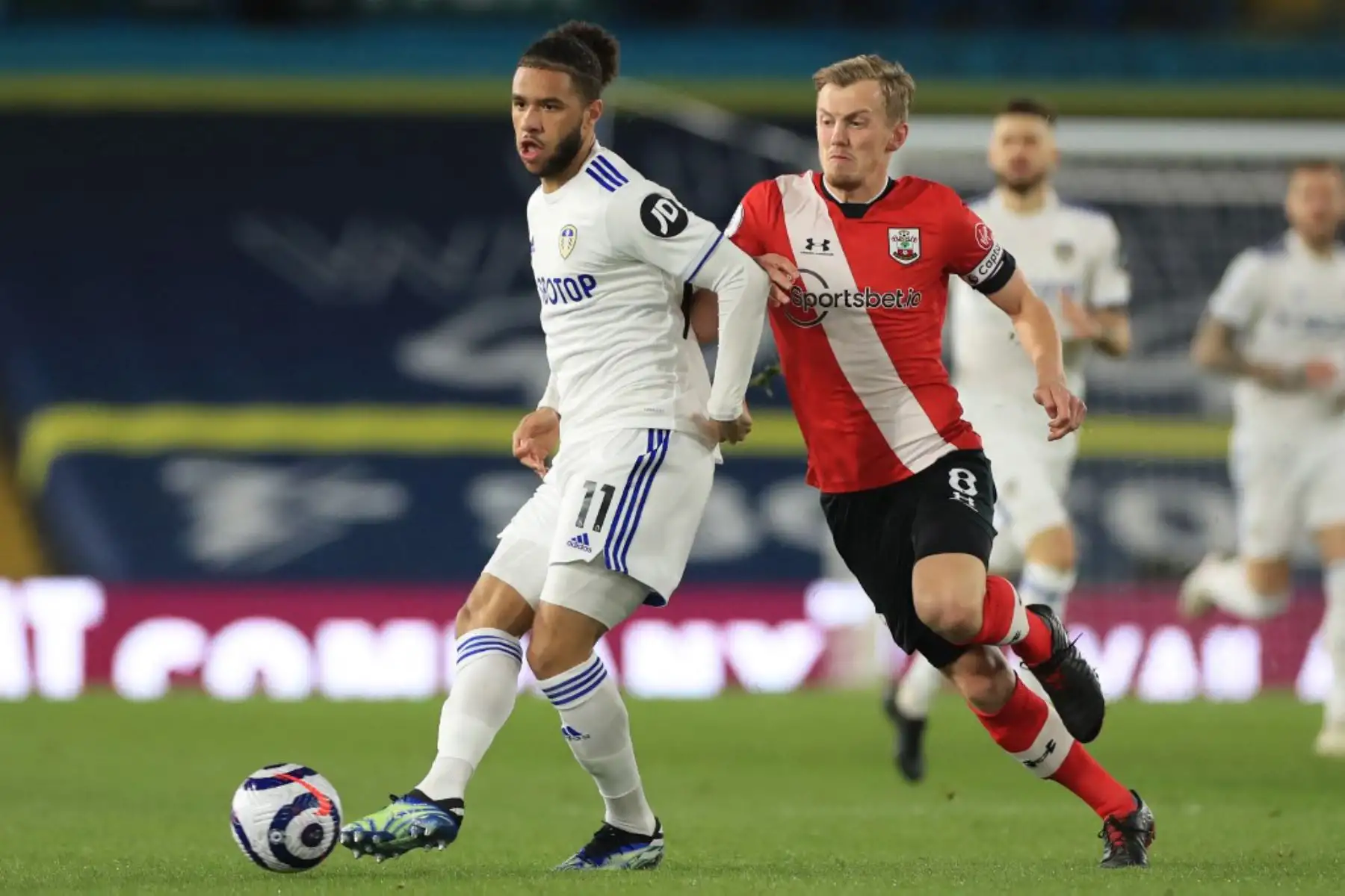El delantero galés del Leeds United, Tyler Roberts (izq.), Compite con el mediocampista inglés del Southampton, James Ward-Prows, durante el partido de fútbol de la Premier League inglesa entre el Leeds United y el Southampton en Elland Road en Leeds.

Foto: AFP