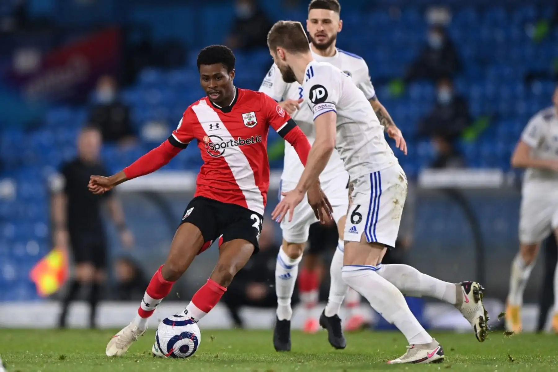 El mediocampista inglés de Southampton Nathan Tella (izq.) Compite con el defensor escocés de origen inglés del Leeds United Liam Cooper durante el partido de fútbol de la Premier League inglesa entre Leeds United y Southampton en Elland Road en Leeds, en el norte de Inglaterra.

Foto: AFP