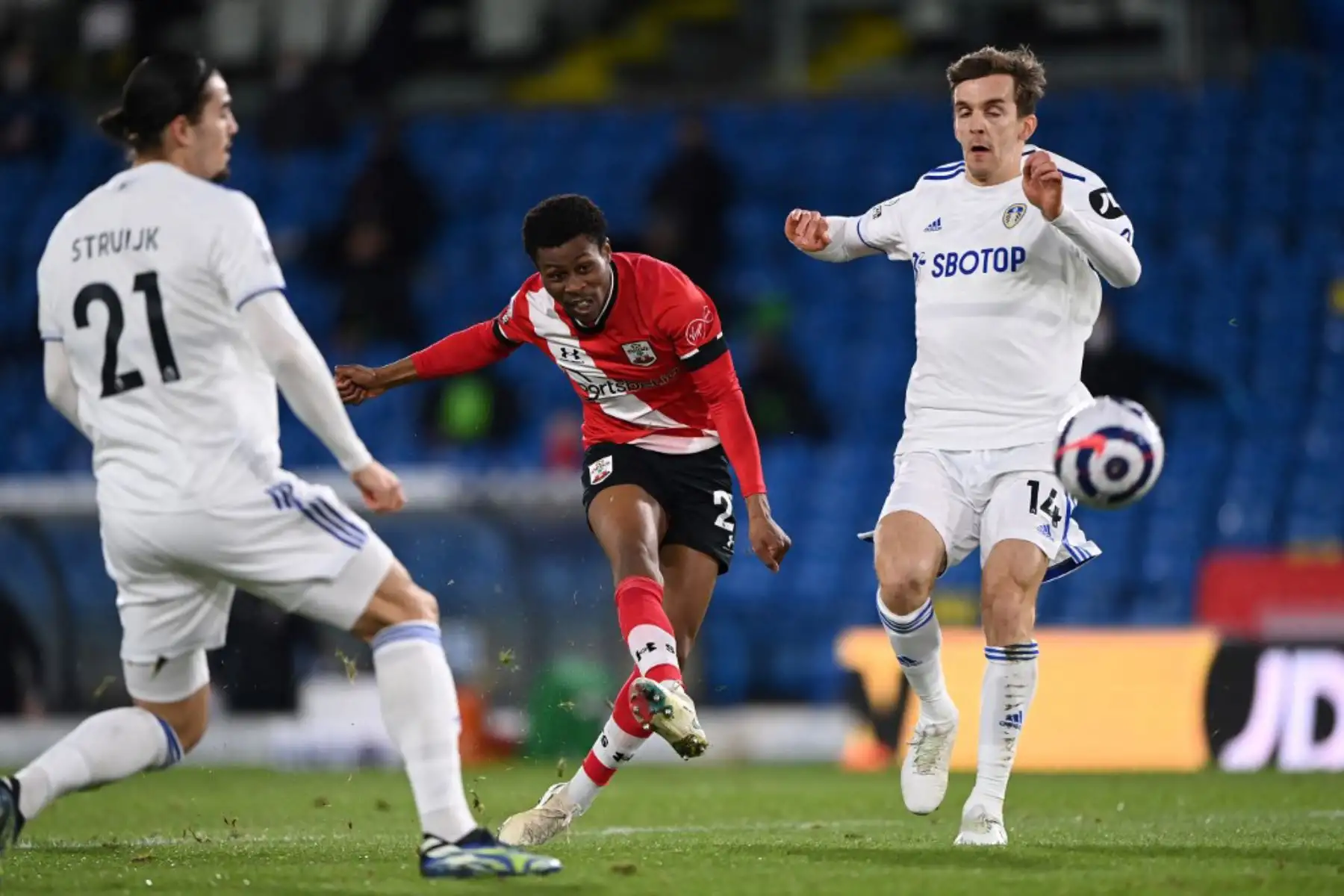 El centrocampista inglés de Southampton Nathan Tella (C) pasa un disparo al defensa español del Leeds United Diego Llorente (R) durante el partido de fútbol de la Premier League inglesa entre Leeds United y Southampton en Elland Road en Leeds, en el norte de Inglaterra.

Foto: AFP