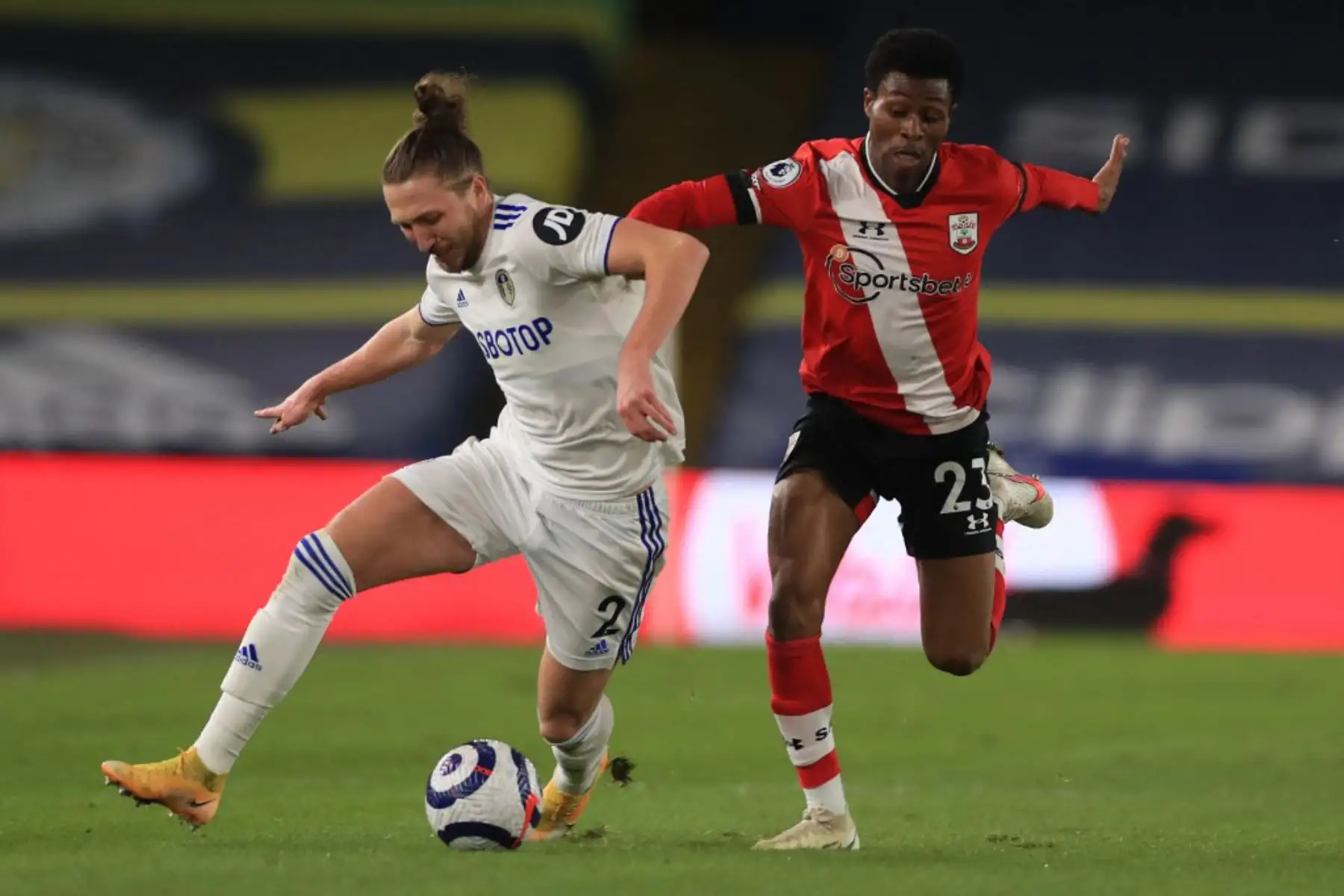 El defensor inglés del Leeds United Luke Ayling (L) compite con el mediocampista inglés del Southampton Nathan Tella durante el partido de fútbol de la Premier League inglesa entre Leeds United y Southampton en Elland Road en Leeds, en el norte de Inglaterra.

Foto: AFP