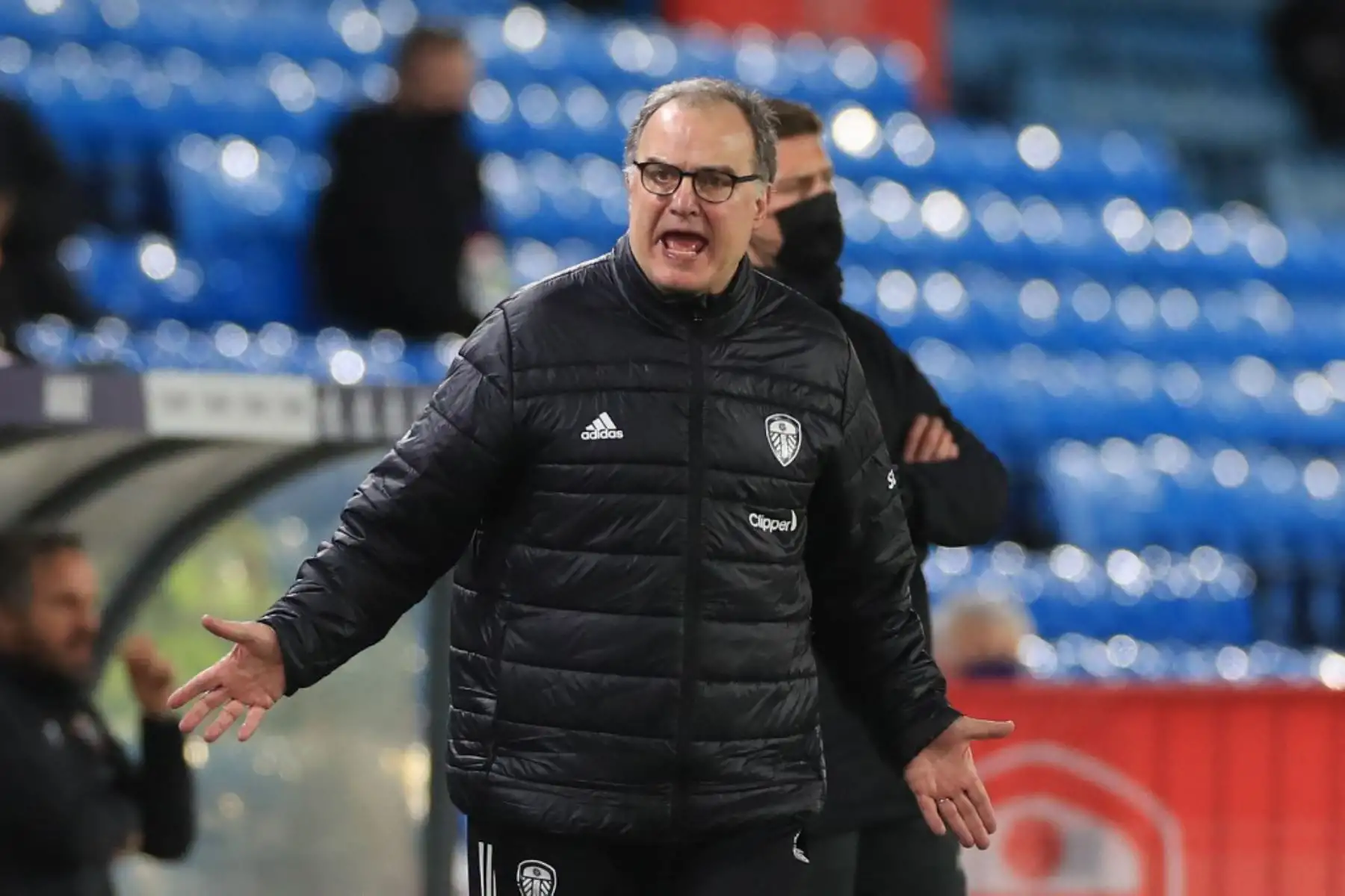El entrenador argentino del Leeds United, Marcelo Bielsa, hace gestos desde las líneas laterales durante el partido de fútbol de la Premier League inglesa entre Leeds United y Southampton en Elland Road en Leeds, en el norte de Inglaterra.

Foto: AFP