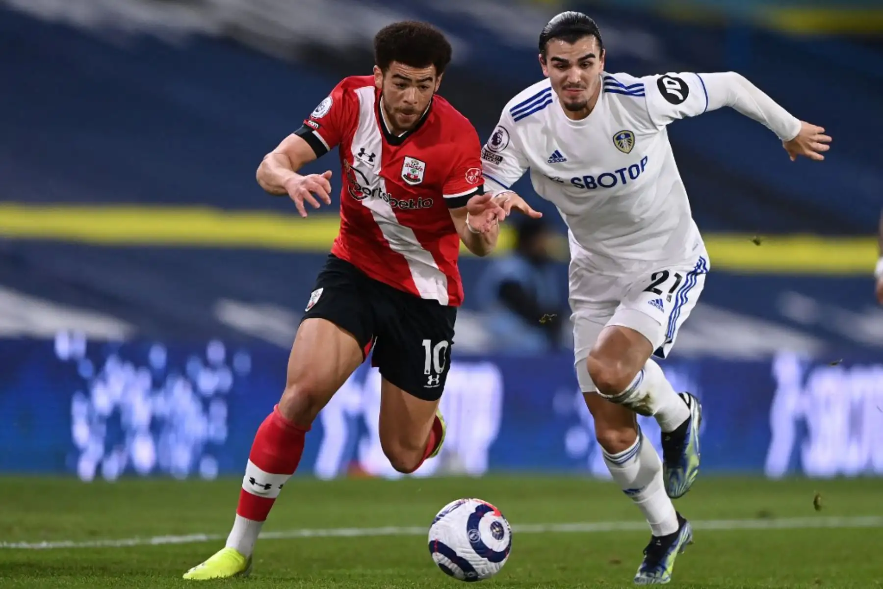 El centrocampista inglés de Southampton Che Adams (L) compite con el defensor holandés del Leeds United Pascal Struijk durante el partido de fútbol de la Premier League inglesa entre Leeds United y Southampton en Elland Road en Leeds, en el norte de Inglaterra.

Foto: AFP