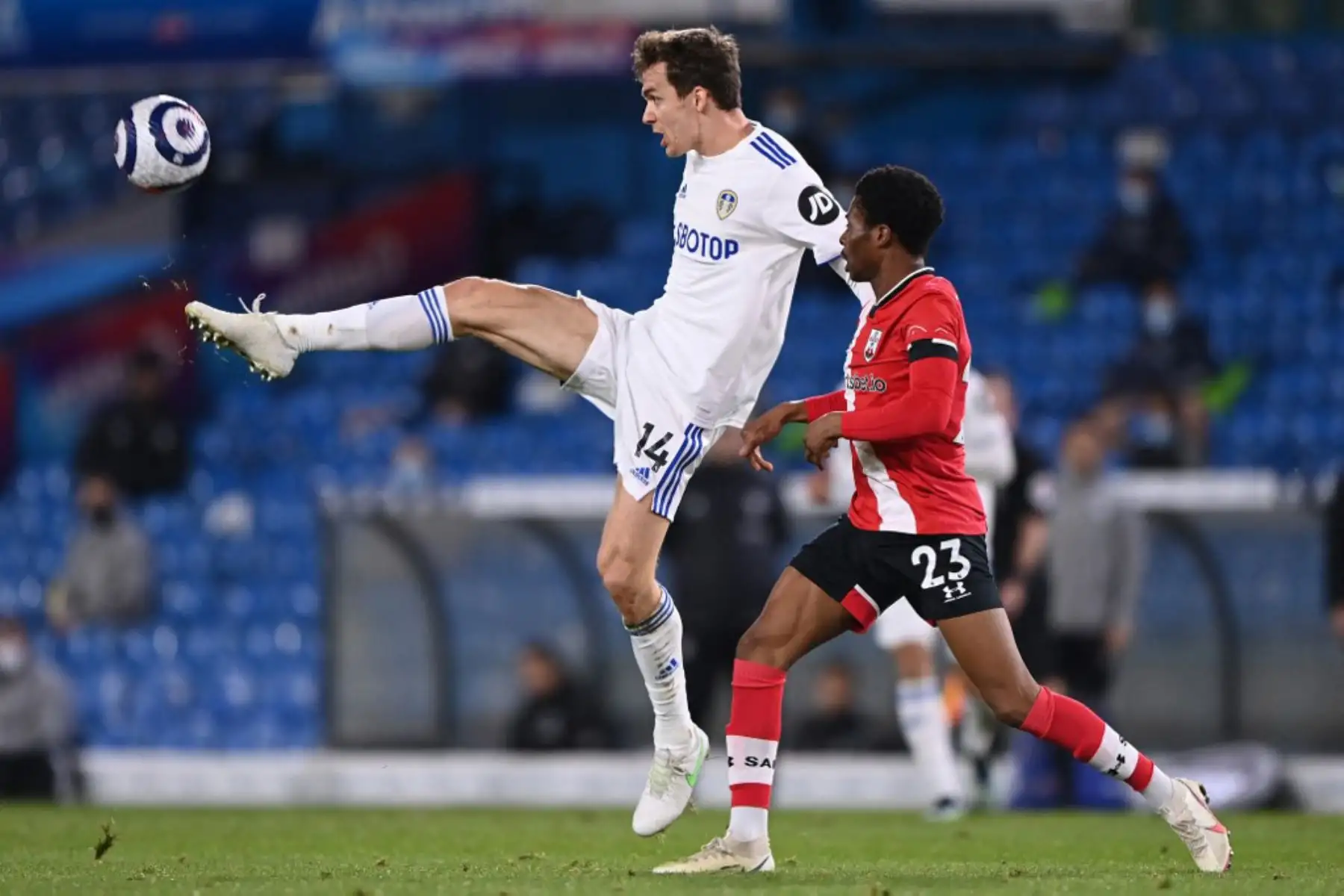 El defensor español del Leeds United Diego Llorente (L) dispara más allá del mediocampista inglés de Southampton Nathan Tella durante el partido de fútbol de la Premier League inglesa entre Leeds United y Southampton en Elland Road en Leeds, en el norte de Inglaterra.

Foto: AFP