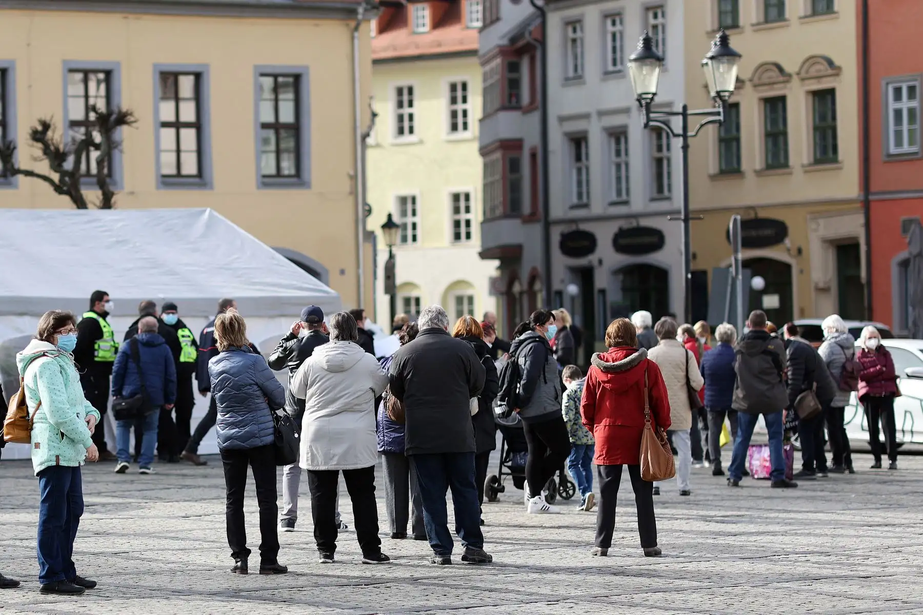 Los residentes hacen cola en un centro de pruebas rápidas Covid-19 gratuito en el mercado, el 3 de febrero de 2021, en Naumburg, Alemania oriental. Foto: AFP