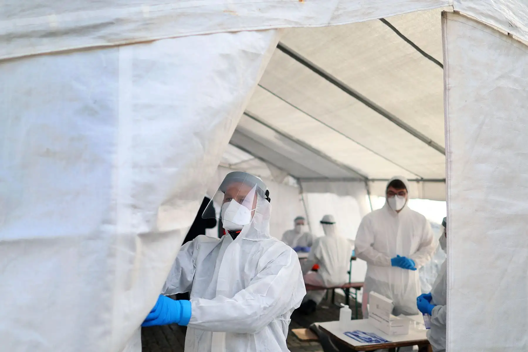 Un trabajador de la salud abre un centro de pruebas Covid-19 gratuito el 23 de febrero de 2021 en Naumburg, en la región de Burgenland, en el este de Alemania. Foto: AFP