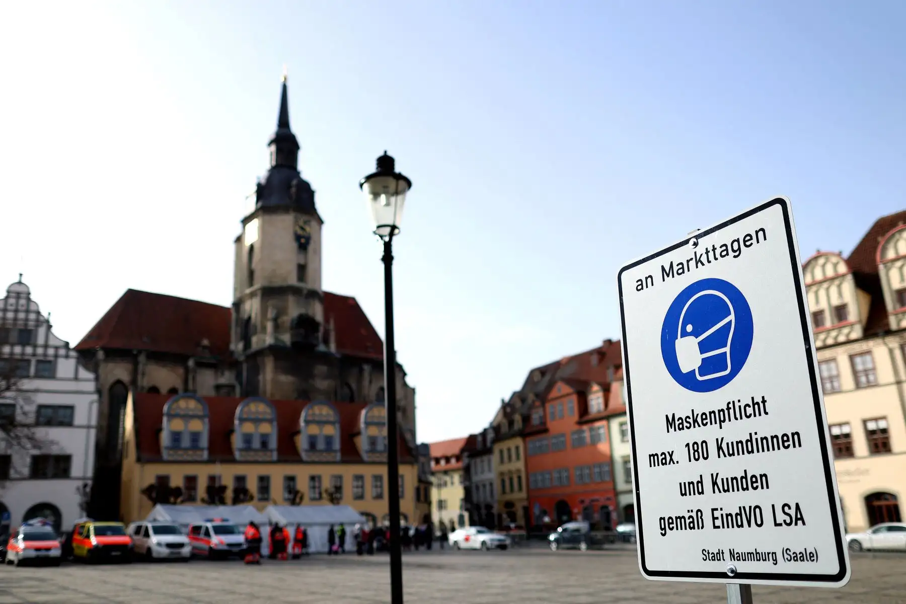 Un letrero que dice "uso obligatorio de máscara" se ve junto a un centro de pruebas rápidas Covid-19 en el mercado el 3 de febrero de 2021, en Naumburg, Alemania oriental. Foto: AFP