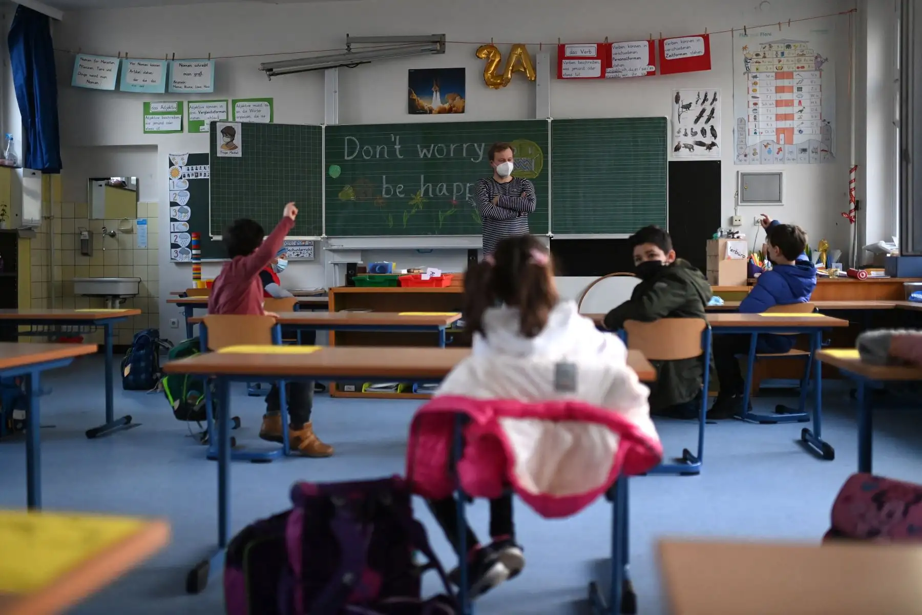 Los alumnos de segundo grado y su maestra usan máscaras faciales mientras asisten a lecciones escolares en la escuela primaria de Petri en Dortmund, Alemania occidental, el 22 de febrero de 2021, en medio de la pandemia Covid-19. Foto: AFP