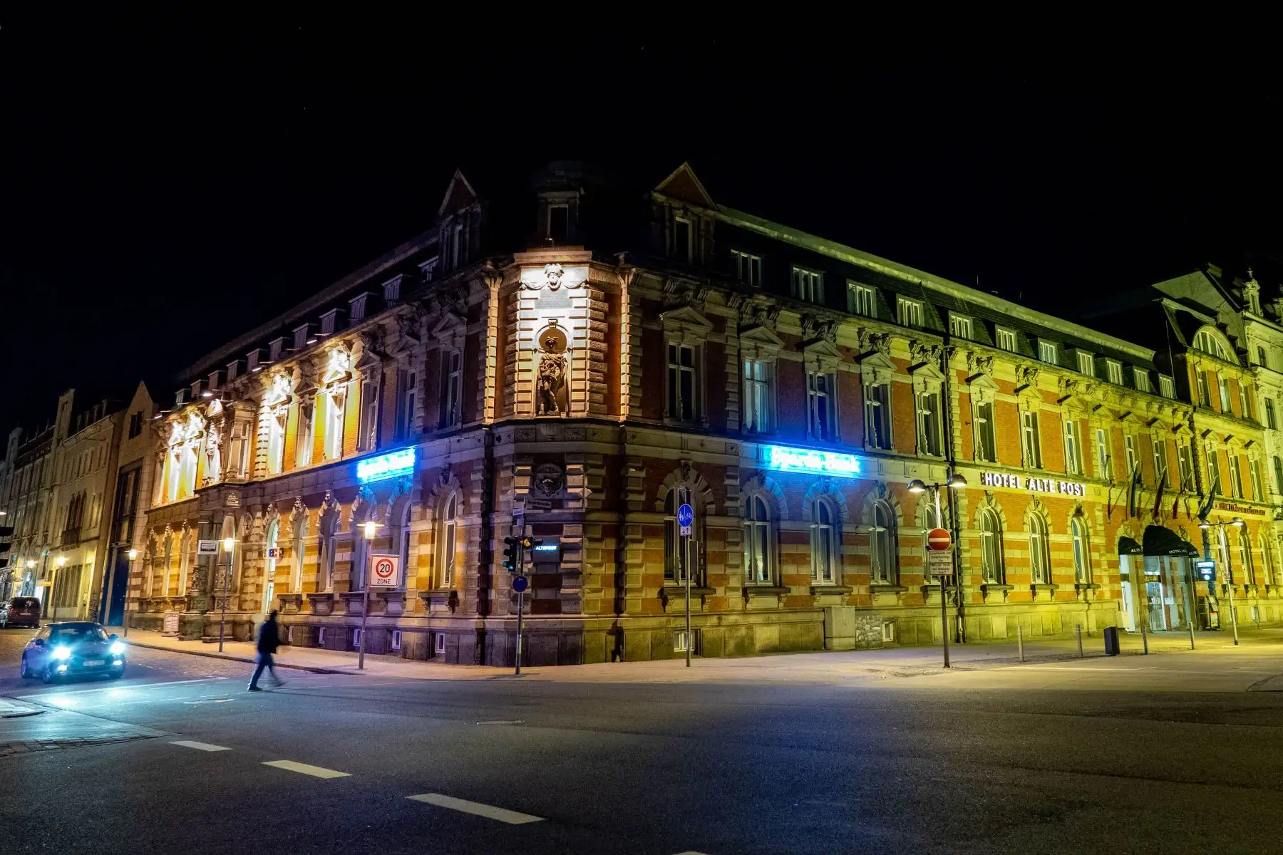Una persona camina por una calle casi desierta en el centro de Flensburg, en el norte de Alemania, el 21 de febrero de 2021, en medio de la nueva pandemia de coronavirus. Foto: AFP