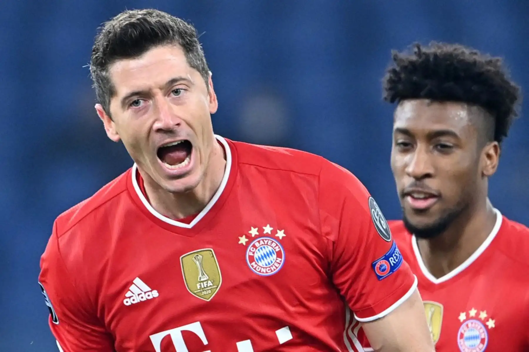 El delantero polaco del Bayern de Múnich, Robert Lewandowski, celebra tras abrir el marcador durante los octavos de final de la Liga de Campeones de la UEFA en el partido de ida de fútbol Lazio Roma vs Bayern Múnich

Foto: AFP