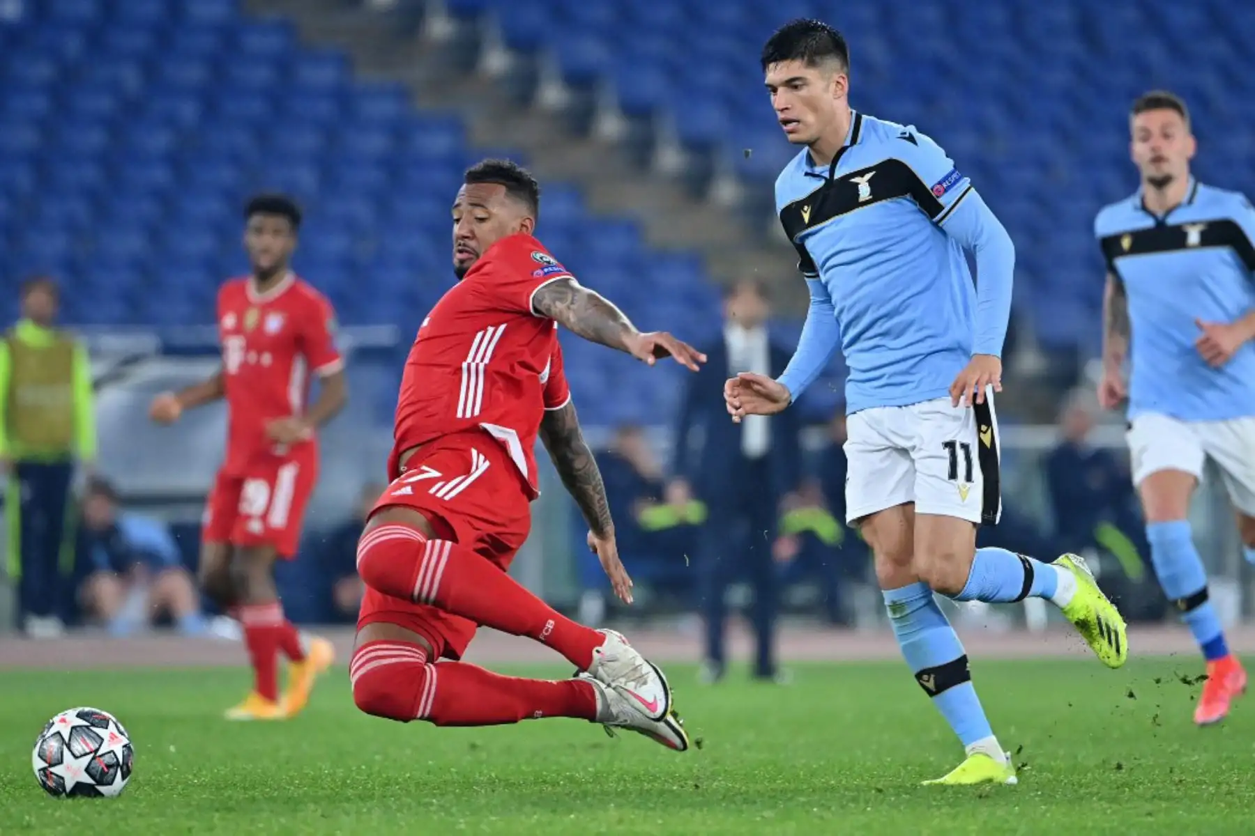 El defensor alemán del Bayern Munich Jerome Boateng (L) y el delantero argentino del Lazio Joaquín Correa van por el balón durante el partido de ida de los octavos de final de la Liga de Campeones de la UEFA Lazio Roma vs Bayern Munich

Foto: AFP