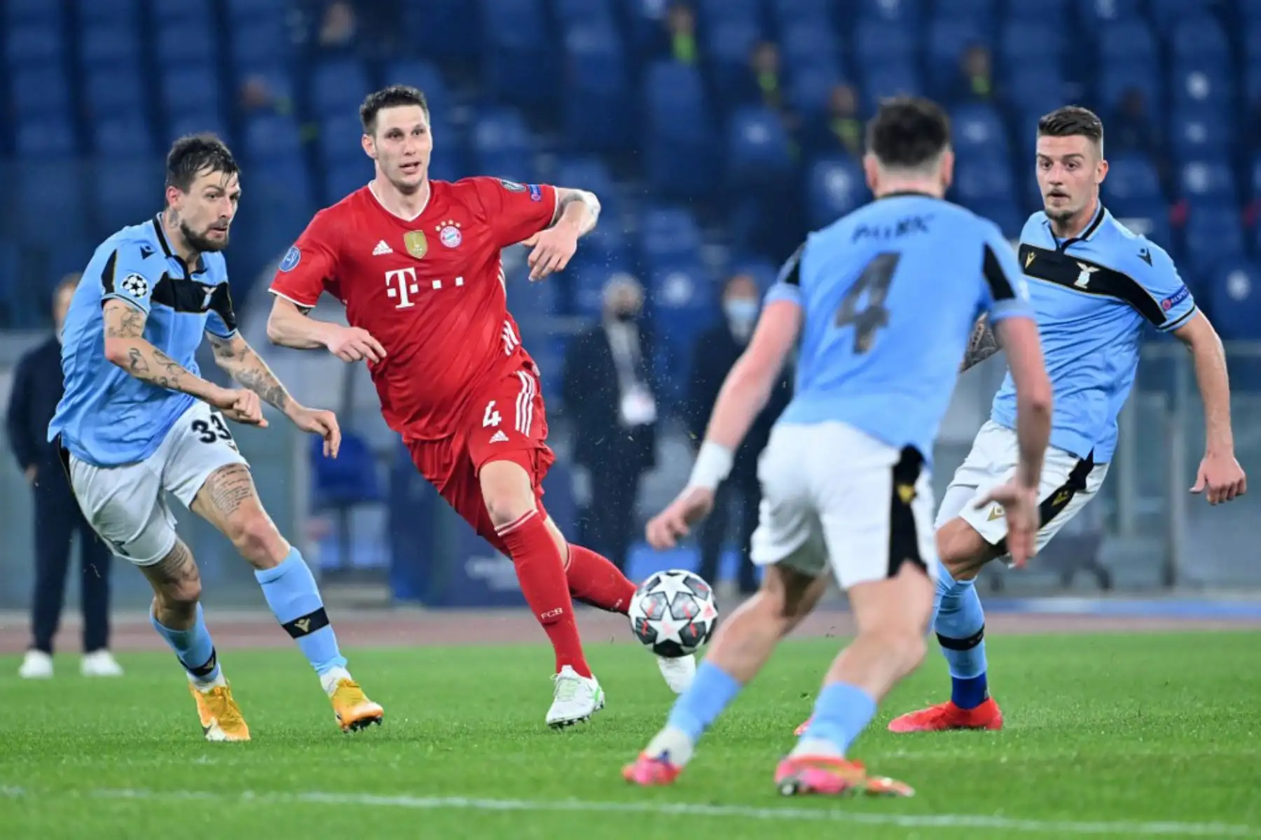El defensor alemán del Bayern de Múnich Niklas Suele (2ndL) desafíos (de L) el defensor italiano del Lazio Francesco Acerbi, el defensor español del Lazio Patric y el centrocampista serbio del Lazio Sergej Milinkovic-Savic durante los octavos de final de la Liga de Campeones de la UEFA primer partido de fútbol Lazio Roma vs Bayern Munich

Foto: AFP