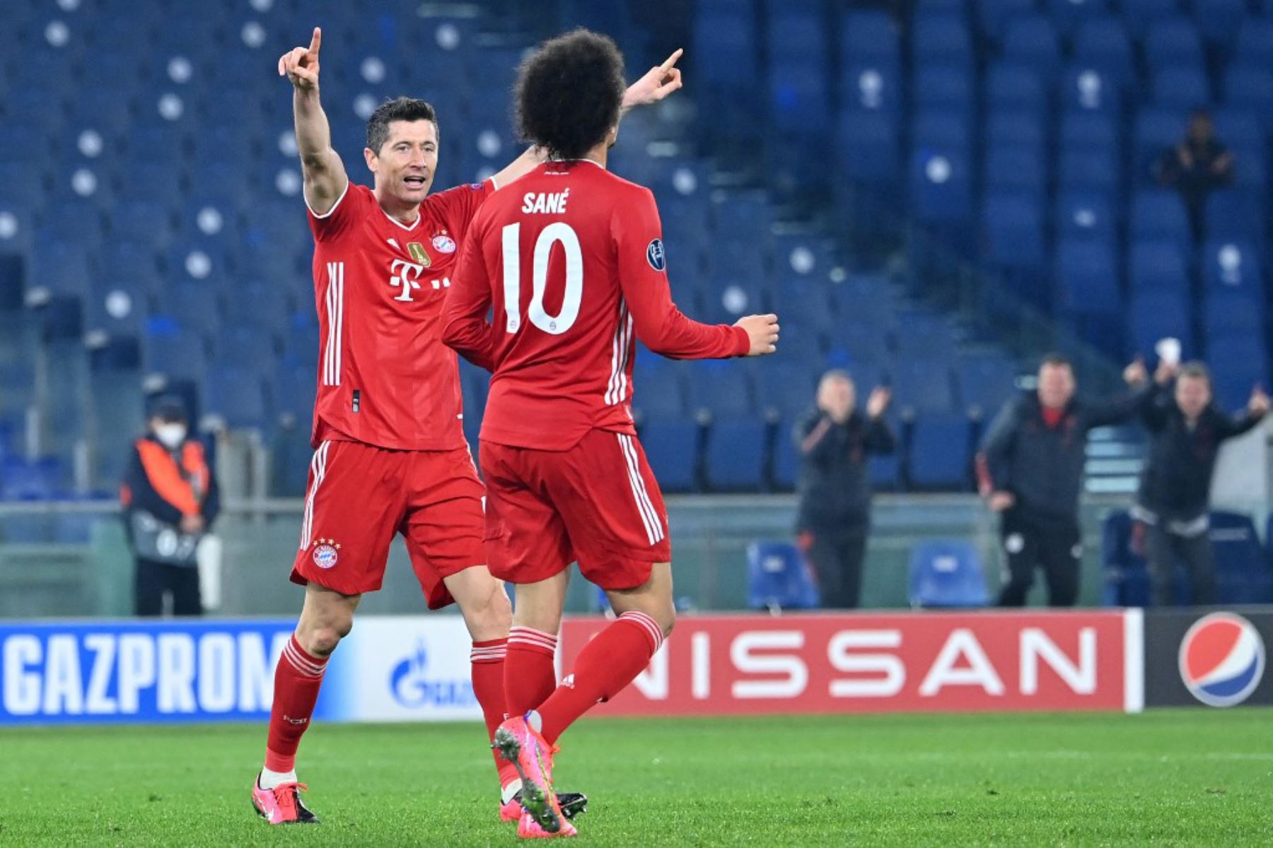 El delantero polaco del Bayern de Múnich Robert Lewandowski (L) celebra con el centrocampista alemán del Bayern Múnich Leroy Sane después de que Sane anotó el tercer gol durante la ronda de la Liga de Campeones de la UEFA de 16 de primer partido de fútbol Lazio Roma vs Bayern Múnich
Foto: AFP