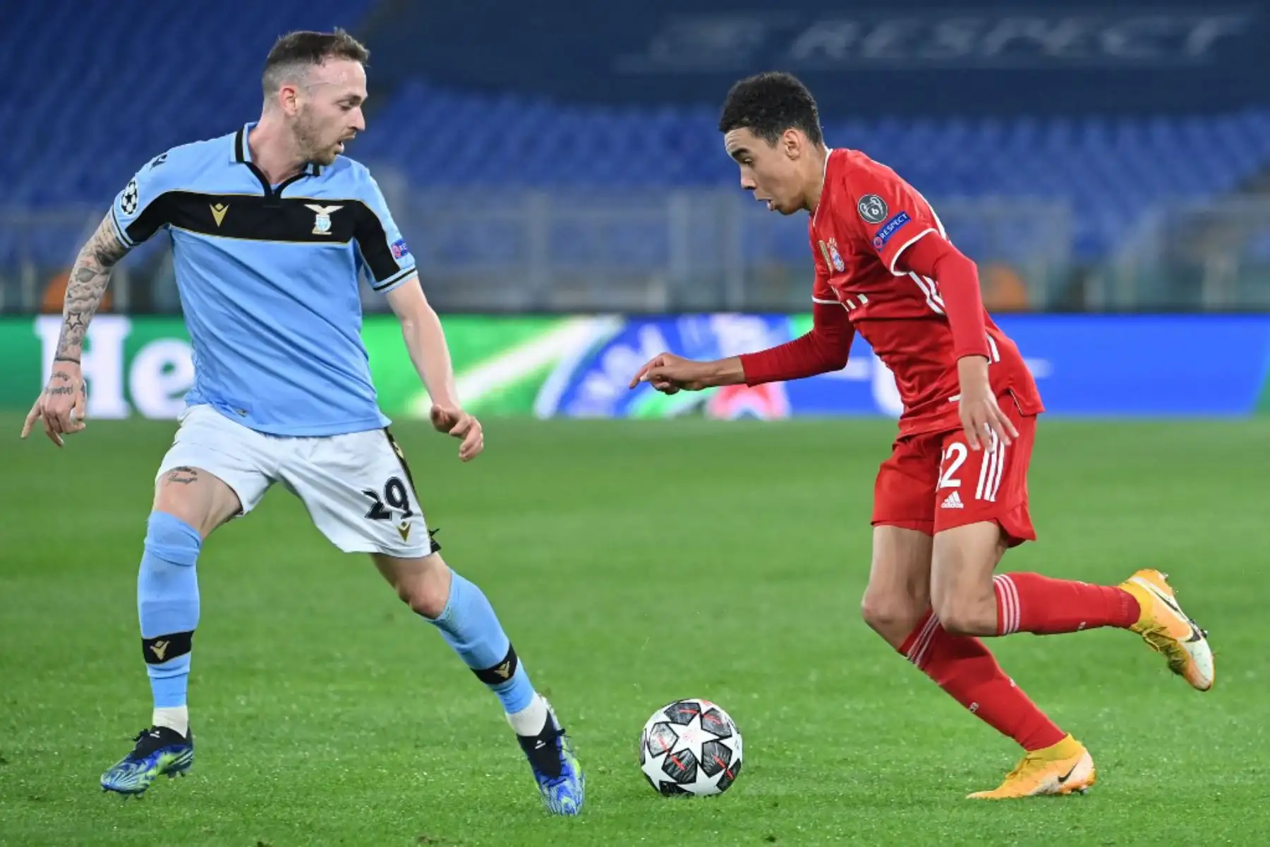 El centrocampista inglés del Bayern de Múnich, Jamal Musiala (R), desafía al centrocampista italiano de Lazio, Manuel Lazzari, durante los octavos de final de la Liga de Campeones de la UEFA en el primer partido de fútbol Lazio Roma vs Bayern Múnich
Foto: AFP