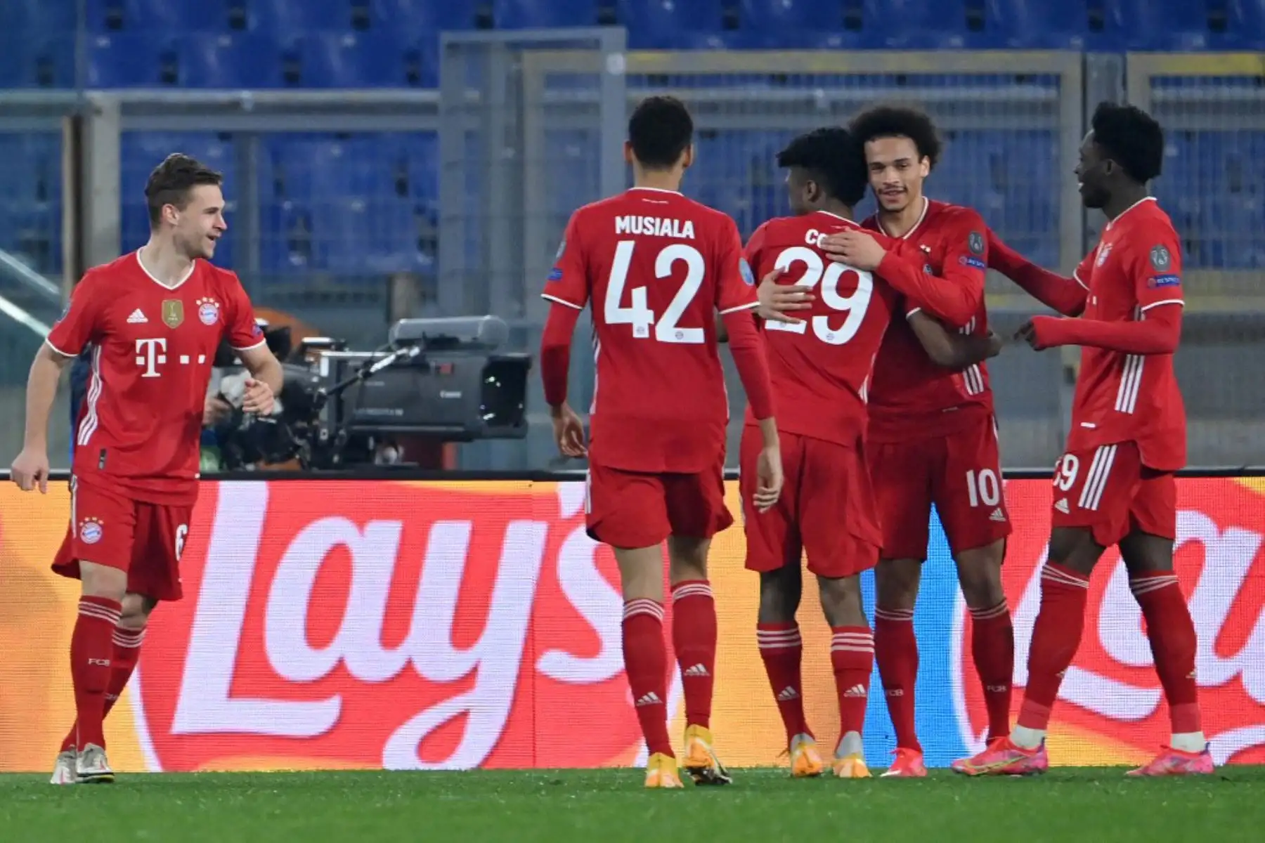 El centrocampista alemán del Bayern Munich Leroy Sane (2ndR) y sus compañeros de equipo celebran después de que la Lazio anotara un gol en propia meta durante el partido de ida de los octavos de final de la Liga de Campeones de la UEFA Lazio Roma vs Bayern Munich
Foto: AFP