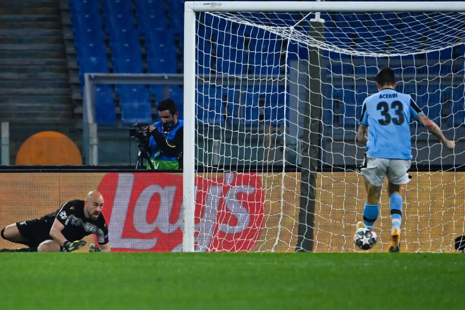 El defensor italiano de Lazio Francesco Acerbi (R) marca un gol en propia meta mientras el portero español de Lazio Pepe Reina (L) mira durante la ronda de la Liga de Campeones de la UEFA el 16 de primer partido de fútbol Lazio Roma vs Bayern Munich
Foto: AFP