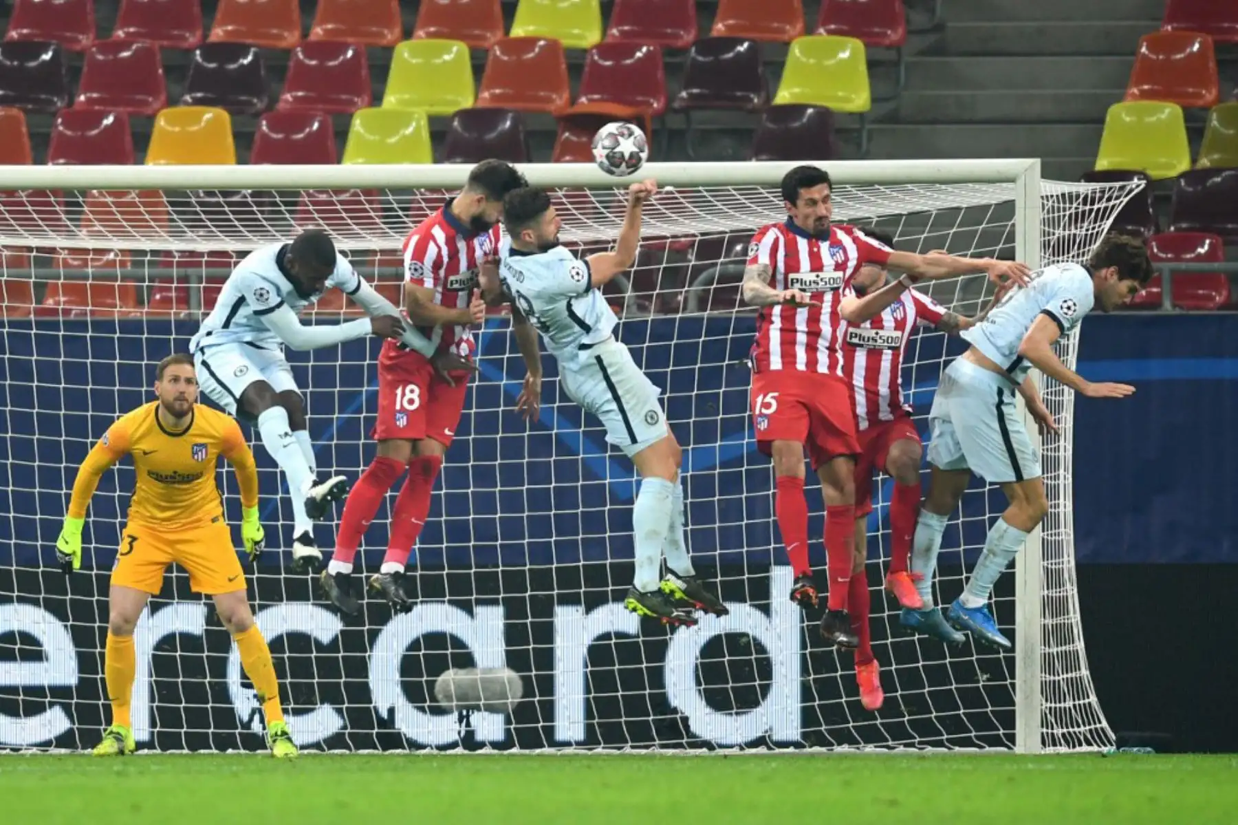 El defensor alemán del Chelsea Antonio Rudiger, el defensor brasileño del Atlético de Madrid Felipe, el delantero francés del Chelsea Olivier Giroud El defensor montenegrino del Atlético de Madrid Stefan Savic y el defensor español del Chelsea Marcos Alonso saltan por el balón durante los octavos de final de la Liga de Campeones de la UEFA primer partido de fútbol entre el club Atlético de Madrid y Chelsea en el estadio Arena Nationala de Bucarest

Foto: AFP