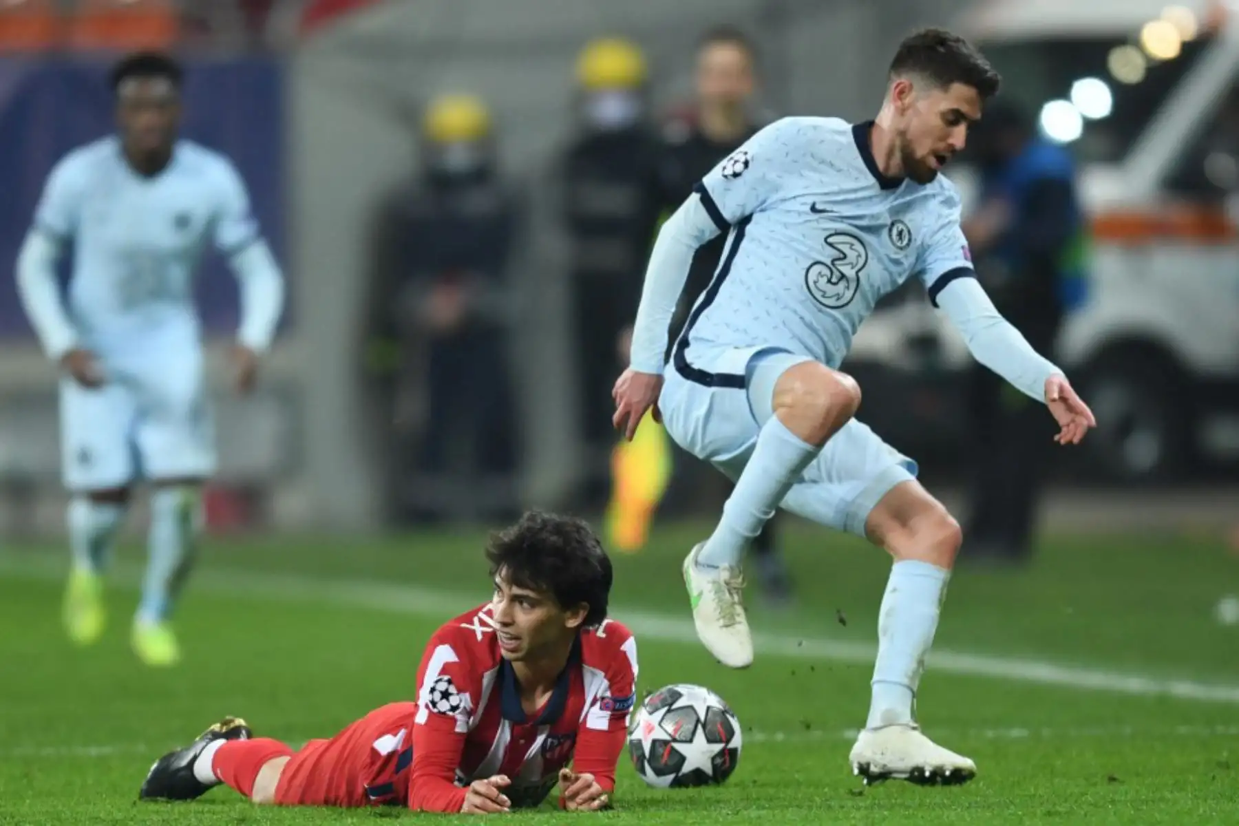 El centrocampista italiano del Chelsea Jorginho (R) desafía al centrocampista portugués del Atlético de Madrid Joao Félix durante los octavos de final de la Liga de Campeones de la UEFA de ida del partido de fútbol entre el Club Atlético de Madrid y el Chelsea en el estadio Arena Nationala de Bucarest

Foto: AFP