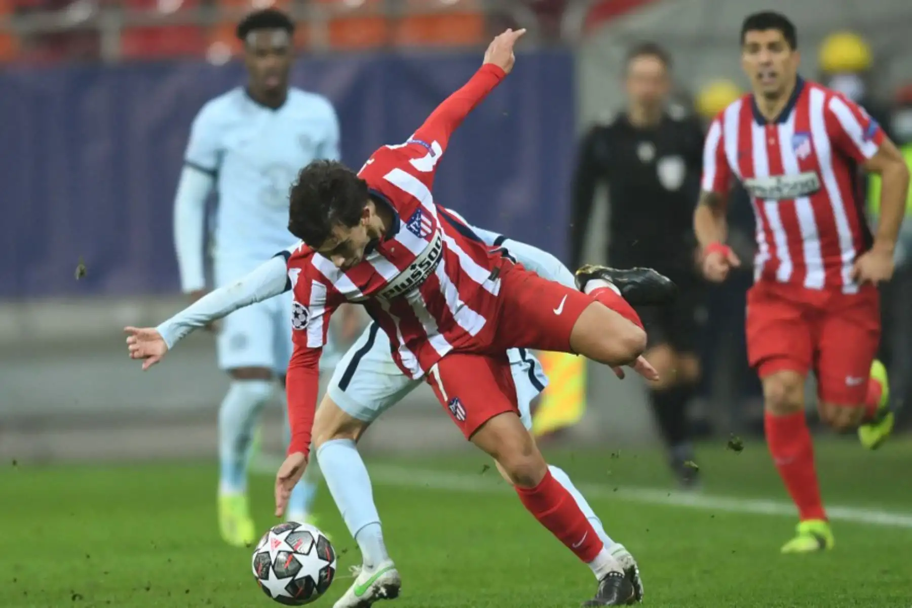 El centrocampista italiano del Chelsea Jorginho (atrás) desafía al centrocampista portugués del Atlético de Madrid Joao Félix durante los octavos de final de la Liga de Campeones de la UEFA partido de ida entre el Club Atlético de Madrid y el Chelsea en el estadio Arena Nationala de Bucarest

Foto: AFP