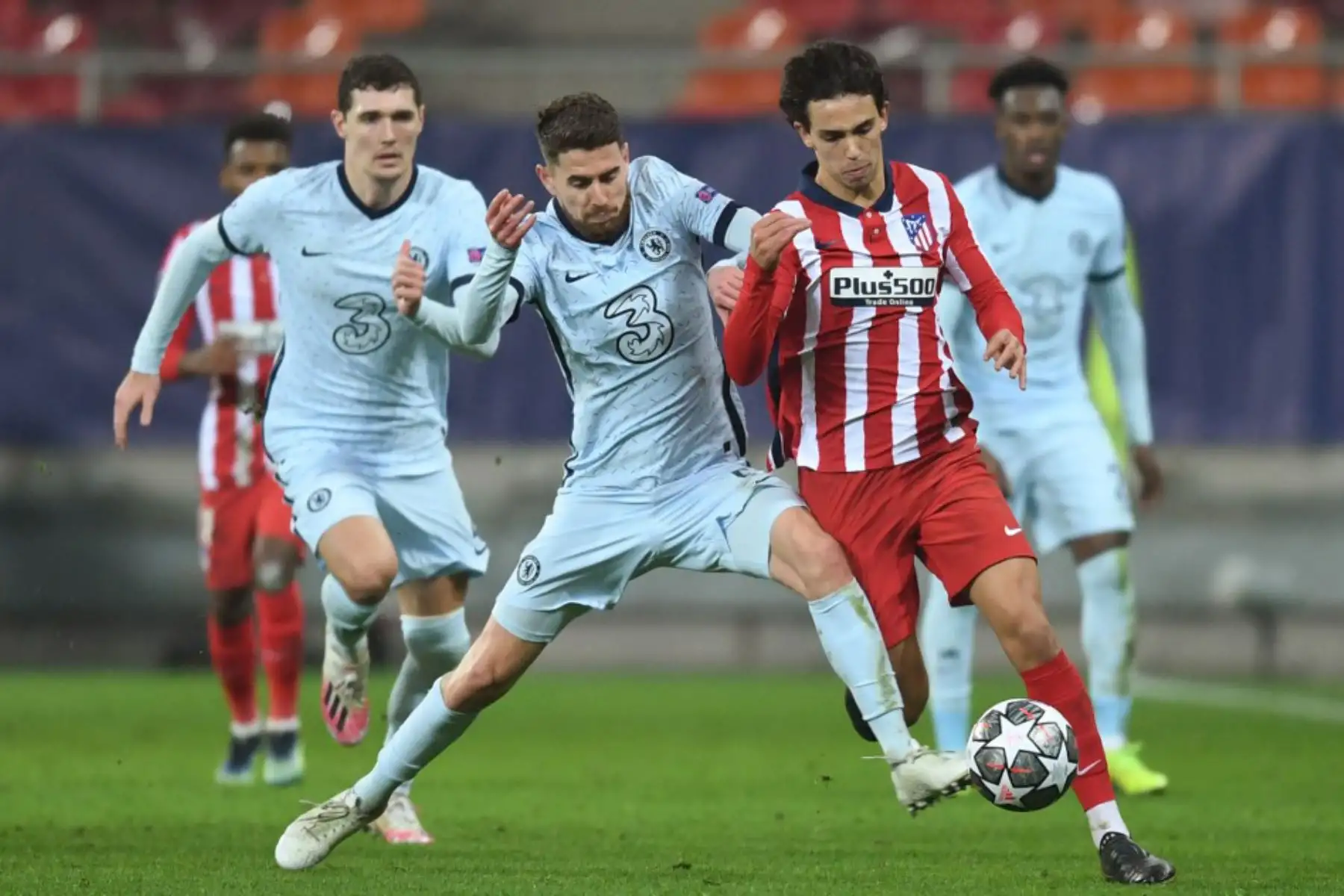 El centrocampista italiano del Chelsea Jorginho (L) desafía al centrocampista portugués del Atlético de Madrid Joao Félix durante los octavos de final de la Liga de Campeones de la UEFA de ida del partido de fútbol entre el Club Atlético de Madrid y el Chelsea en el estadio Arena Nationala de Bucarest

Foto:AFP