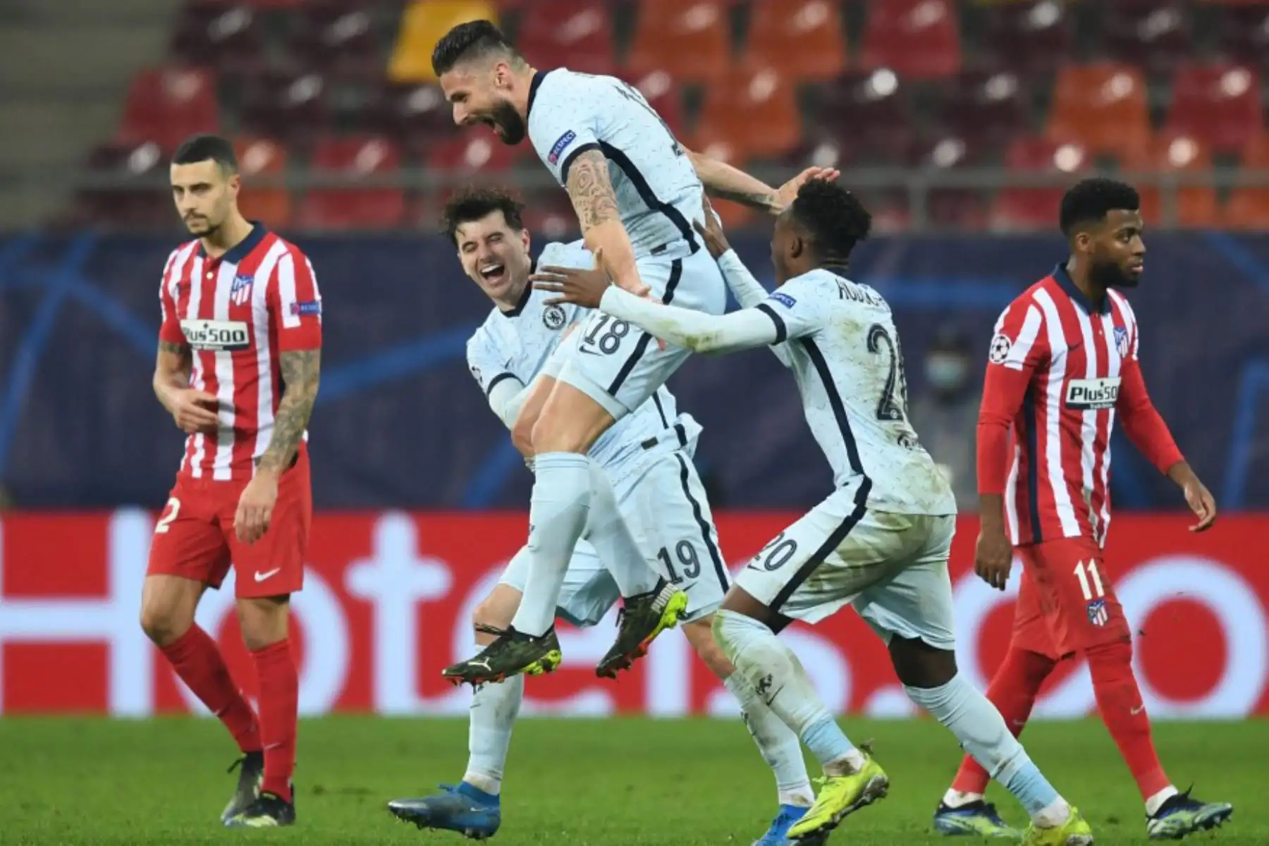 El delantero francés del Chelsea Olivier Giroud (C) celebra tras anotar durante los octavos de final de la Liga de Campeones de la UEFA partido de ida entre el Club Atlético de Madrid y el Chelsea en el estadio Arena Nationala de Bucarest

Foto:AFP