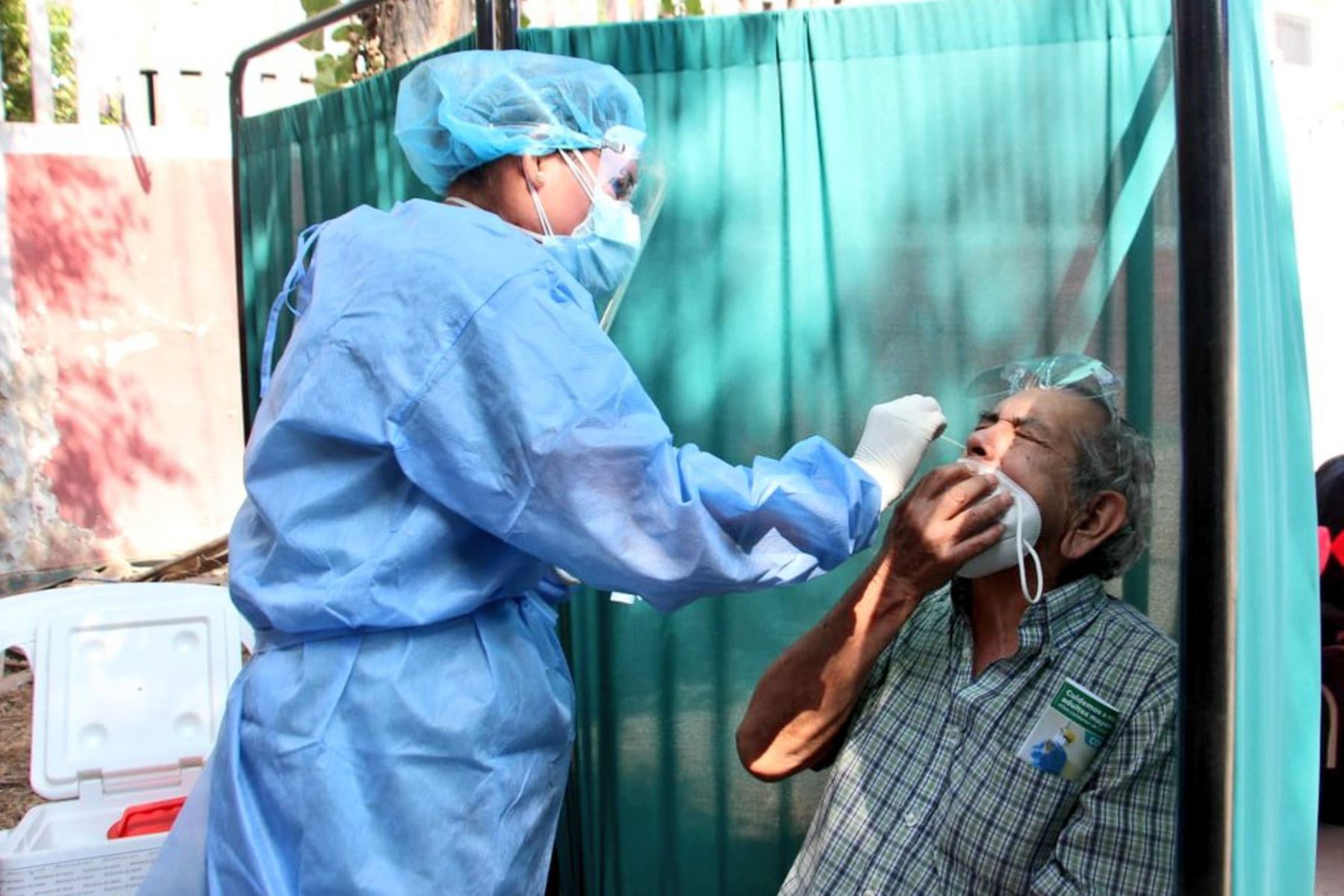 Un paciente se somete a un hisopado para una prueba molecular de descarte de covid-19. ANDINA/Difusión