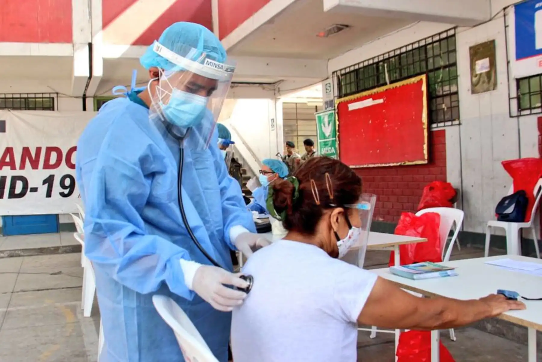En Ate, personal del Ministerio de Salud realizó pruebas moleculares de diagnóstico covid-19 en el Centro Rápido de Atención Temporal CRAT, instalado en la I.E. 1244 Micaela Bastidas.
Foto:ANDINA/Minsa
