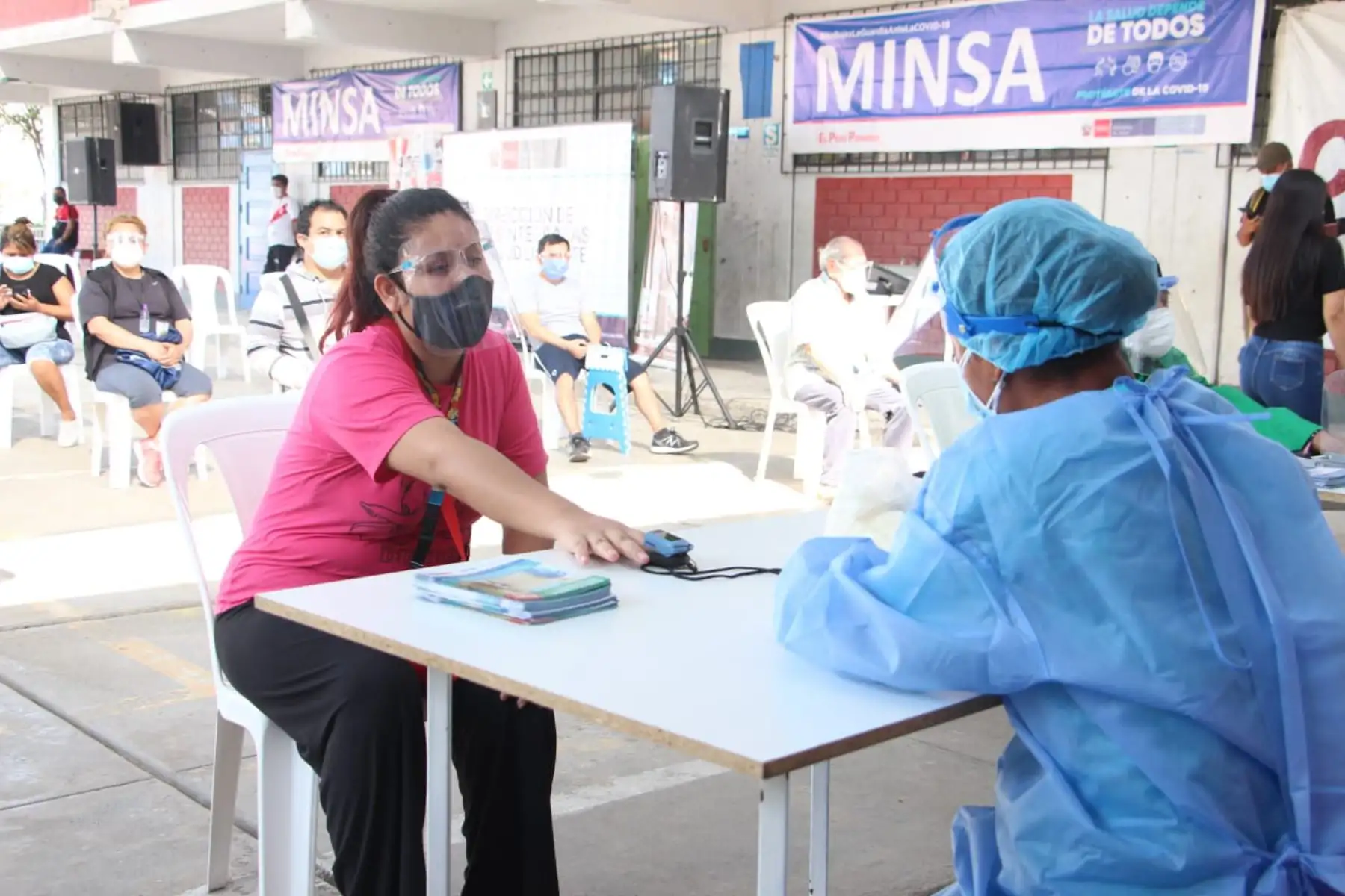 En Ate, personal del Ministerio de Salud realizó pruebas moleculares de diagnóstico covid-19 en el Centro Rápido de Atención Temporal, CRAT, instalado en la I.E. 1244 Micaela Bastidas.
Foto: ANDINA/Minsa