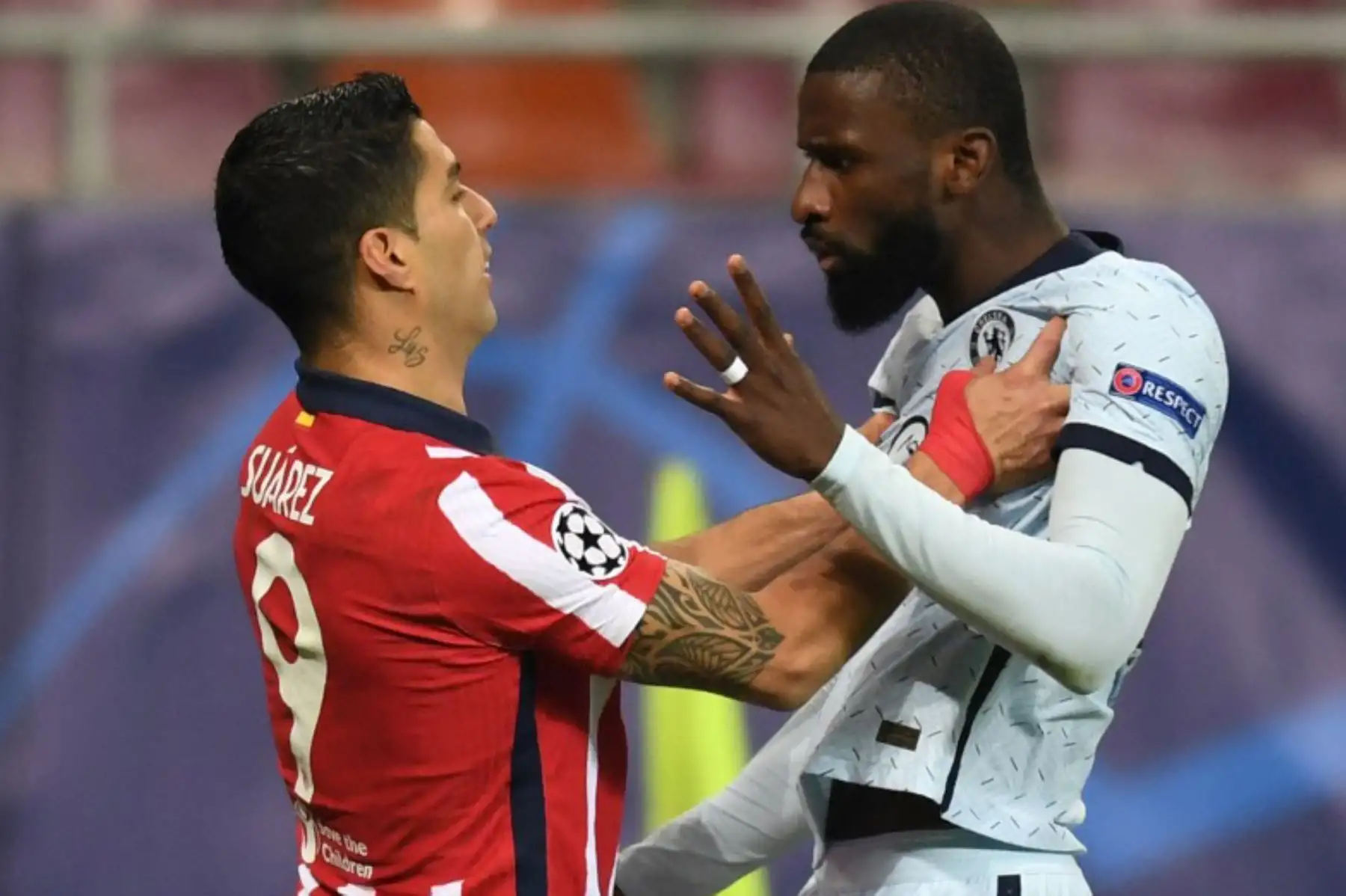 El delantero uruguayo del Atlético de Madrid Luis Suárez (L) y el defensa alemán del Chelsea Antonio Rudiger discuten durante el partido de ida de los octavos de final de la Liga de Campeones de la UEFA entre el Club Atlético de Madrid y el Chelsea en el estadio Arena Nationala de Bucarest

Foto:AFP