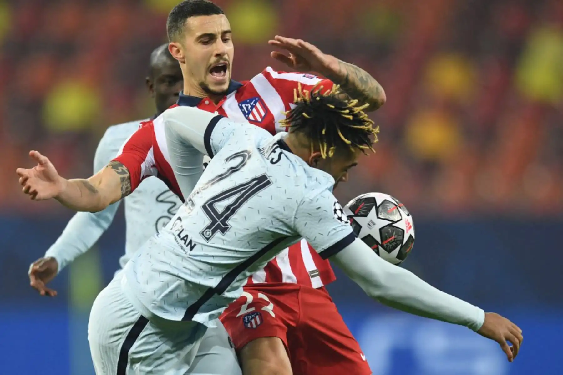 El defensor inglés del Chelsea Reece James (R) desafía al defensor español del Atlético de Madrid Mario Hermoso durante el partido de ida de los octavos de final de la Liga de Campeones de la UEFA entre el Club Atlético de Madrid y el Chelsea en el estadio Arena Nationala de Bucarest

Foto:AFP