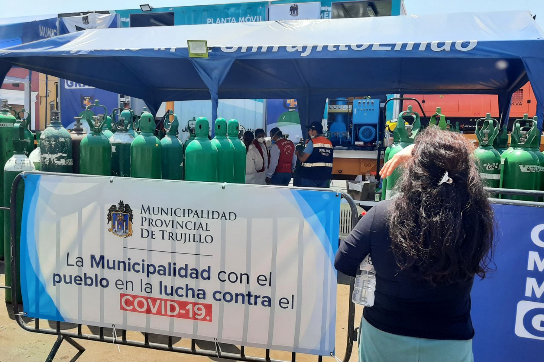 La municipalidad de Trujillo ratificó el compromiso de la comuna de continuar atendiendo las 24 horas y llevando balones de oxígeno a las familias más vulnerables. Foto: ANDINA/difusión.