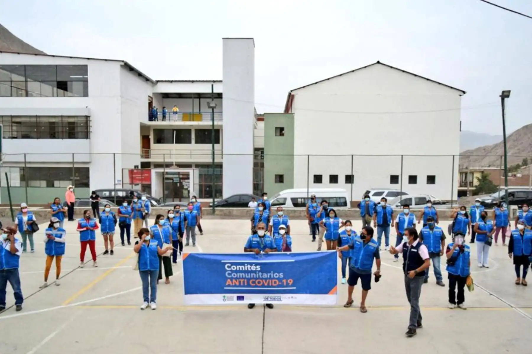 Ministerio de Salud realizó la conformación de 20 comités comunitarios en el distrito de Cieneguilla a fin de reforzar las acciones de prevención frente a la pandemia en la zona. En la actividad, se hizo entrega de chalecos, mascarillas y materiales de información.
Foto:ANDINA/Minsa
