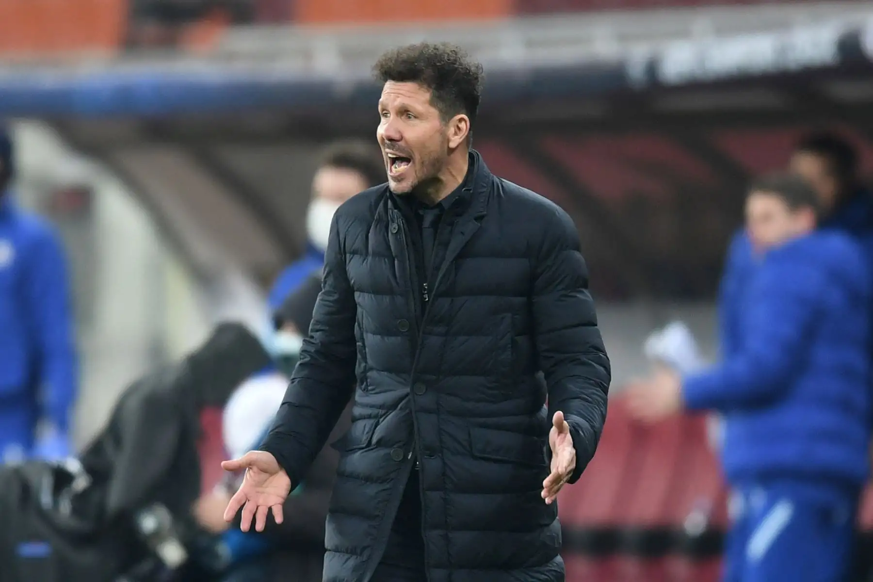 El entrenador argentino del Atlético de Madrid, Diego Simeone, reacciona durante el partido de ida de los octavos de final de la Liga de Campeones de la UEFA entre el Club Atlético de Madrid y el Chelsea en el estadio Arena Nationala de Bucarest.
Foto: AFP