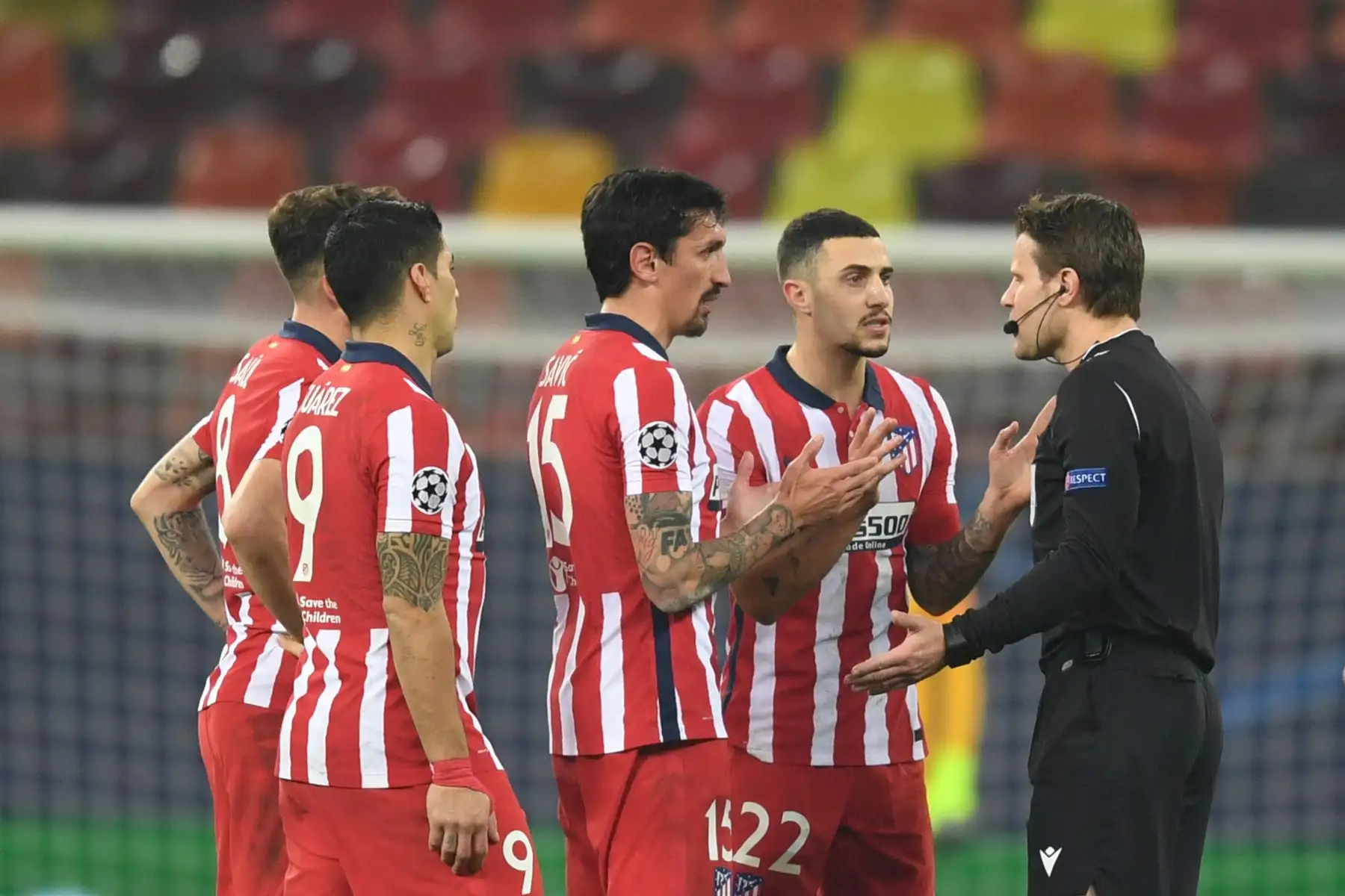 Los jugadores del Atlético de Madrid hablan con el árbitro alemán Felix Brych durante el partido de ida de los octavos de final de la Liga de Campeones de la UEFA entre el Club Atlético de Madrid y el Chelsea.
Foto AFP
