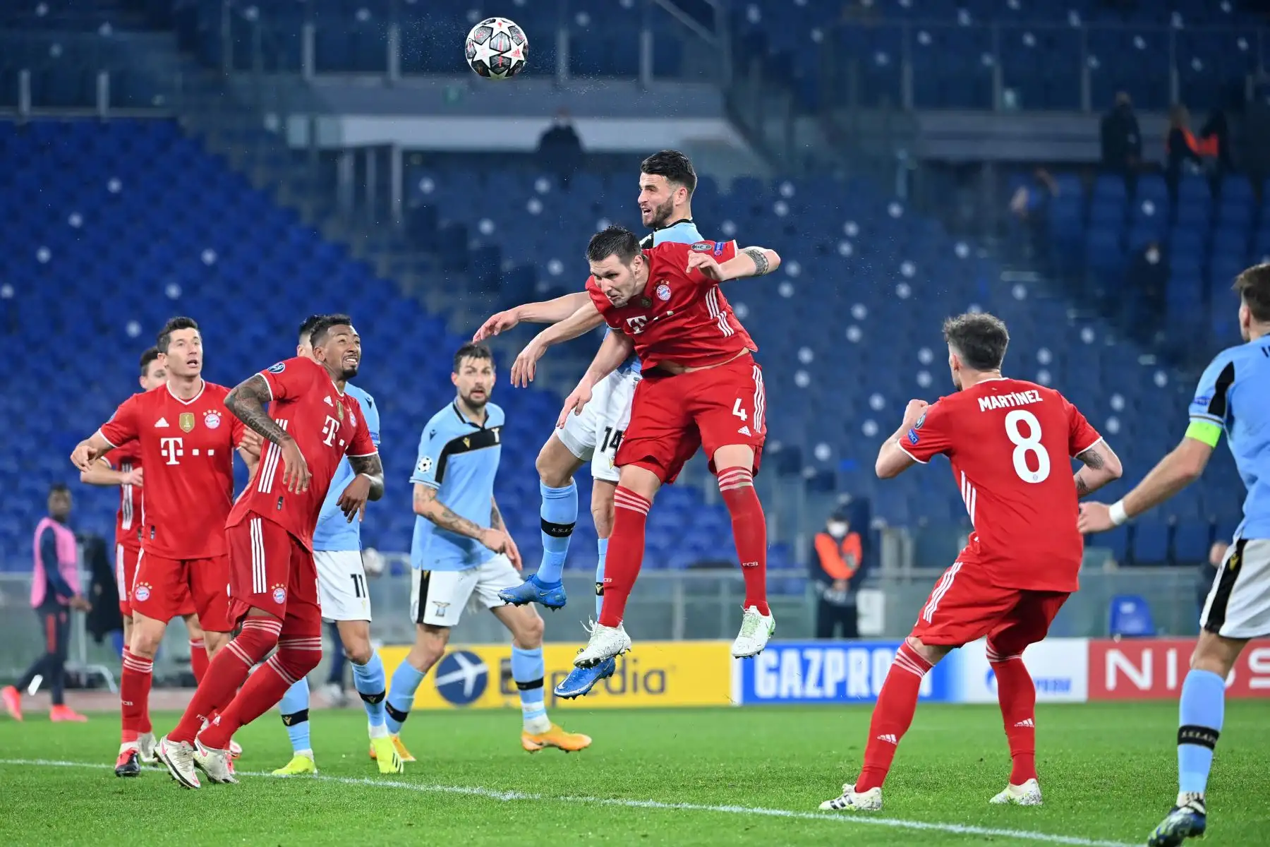 El defensor holandés de Lazio Wesley Hoedt y el defensor alemán del Bayern de Múnich Niklas Suele van a por un cabezazo durante los octavos de final de la Liga de Campeones de la UEFA partido de ida de fútbol Lazio Roma vs Bayern Munich.
Foto AFP
