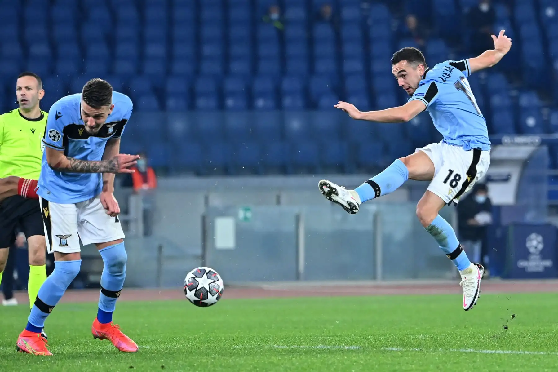 El centrocampista argentino de Lazio Gonzalo Escalante dispara durante los octavos de final de la Liga de Campeones de la UEFA el primer partido de fútbol Lazio Roma vs Bayern Munich.
Foto : AFP