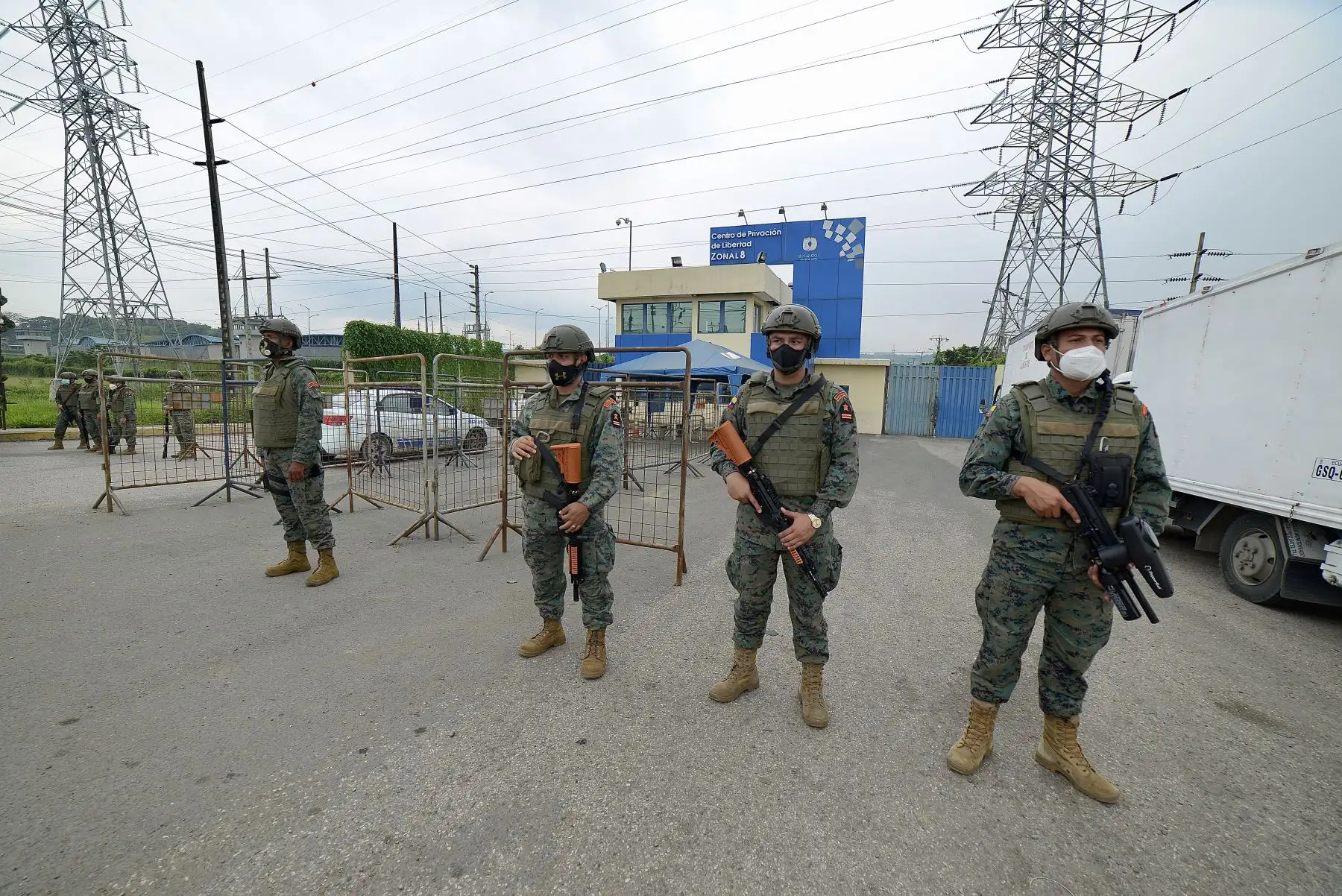 Miembros de la Fuerza Marítima Ecuatoriana custodian el Centro de Privación de Libertad Zona 8 en Guayaquil, Ecuador. Al menos 50 presos murieron en disturbios en tres cárceles en Ecuador.
Foto: AFP