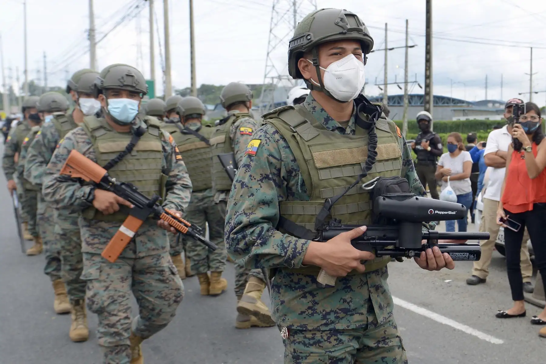 Miembros de la Fuerza Marítima Ecuatoriana patrullan afuera del Centro de Privación de Libertad Zona 8 en Guayaquil, Ecuador. Al menos 50 reclusos murieron en disturbios en tres cárceles en Ecuador.
Foto : AFP