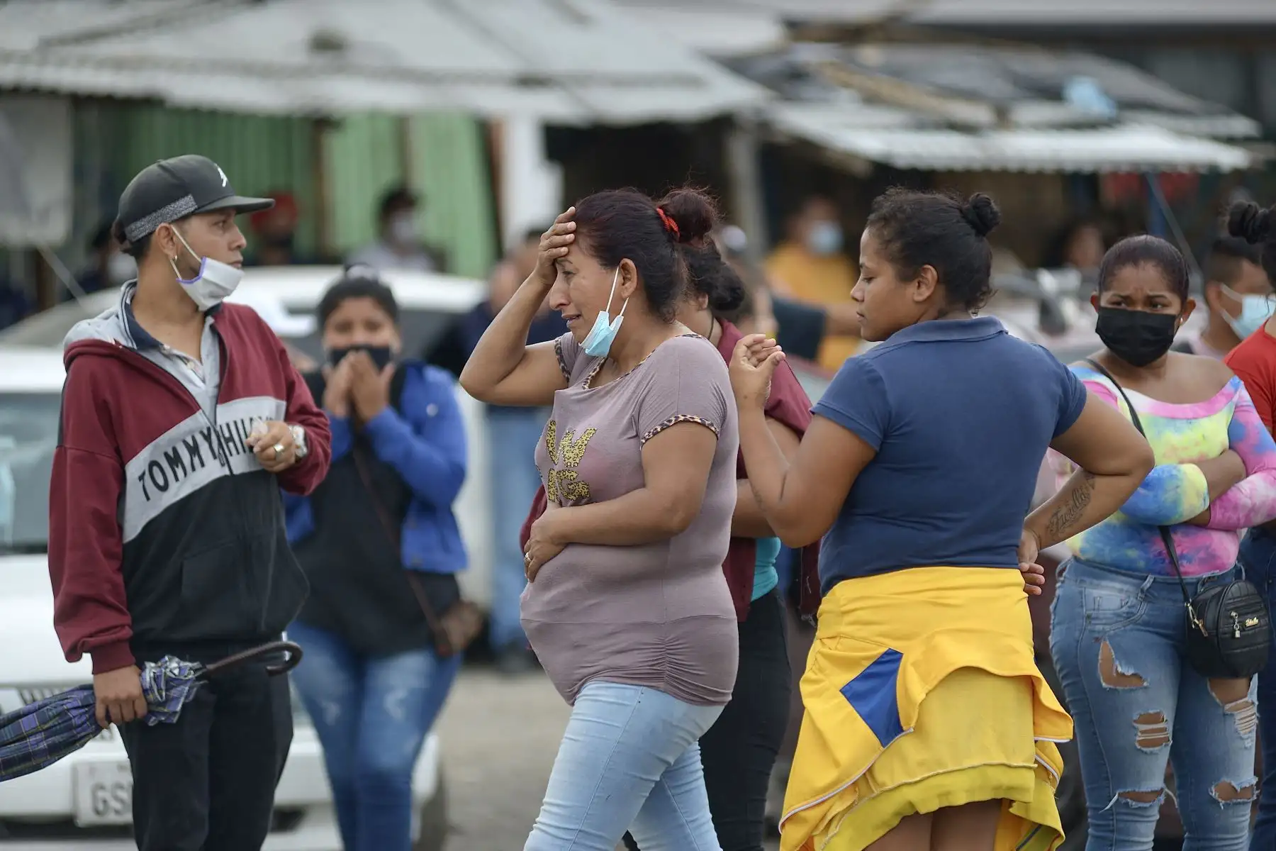 Los familiares de los presos en el Centro de Privación de Libertad Zona 8 son vistos mientras esperan noticias, en Guayaquil, Ecuador.Al menos 50 presos murieron en disturbios en tres cárceles en Ecuador.
Foto AFP