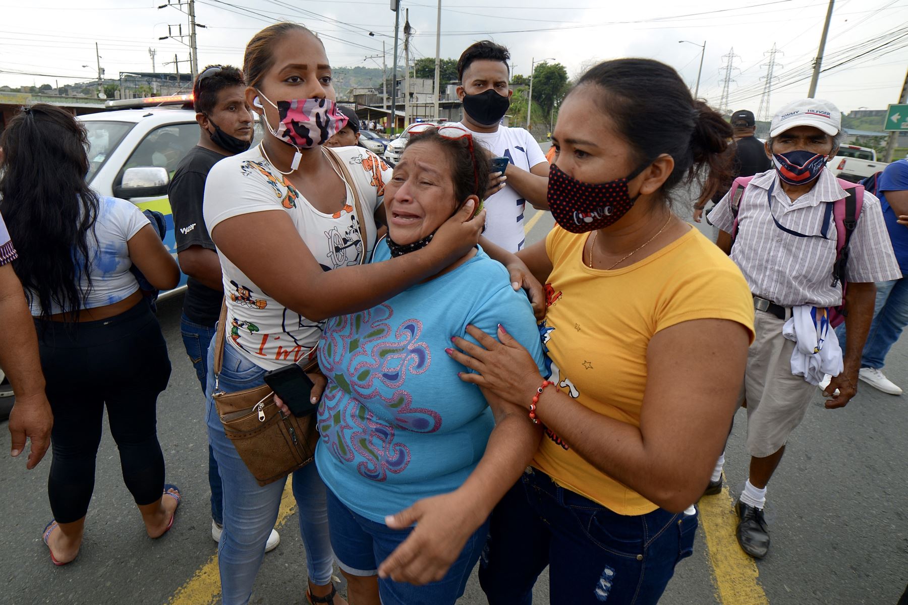 Los familiares de los presos en el Centro de Privación de Libertad Zona 8 son vistos mientras esperan noticias, en Guayaquil, Ecuador. Al menos 50 presos murieron en disturbios en tres cárceles en Ecuador.
Foto: AFP