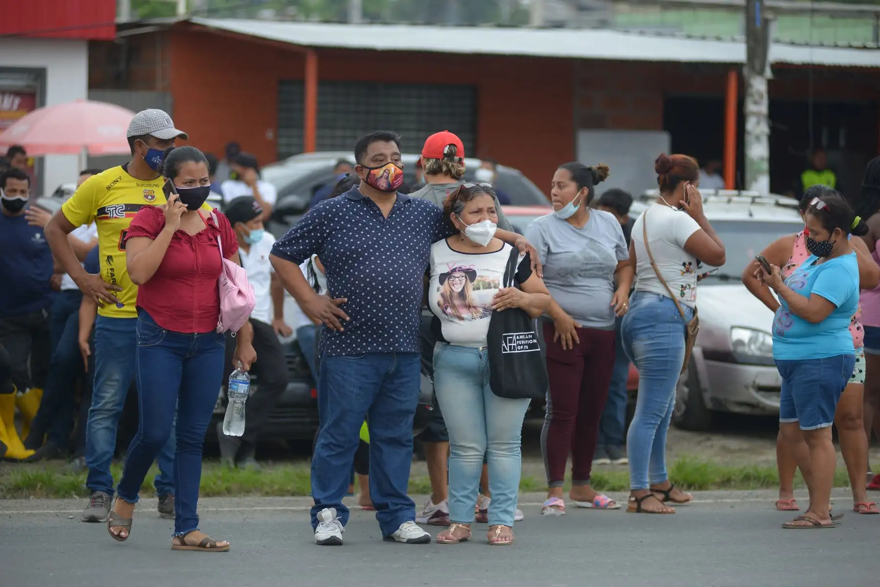 Los familiares de los presos en el Centro de Privación de Libertad Zona 8 son vistos mientras esperan noticias, en Guayaquil, Ecuador. Al menos 50 presos murieron en disturbios en tres cárceles en Ecuador.
Foto: AFP
