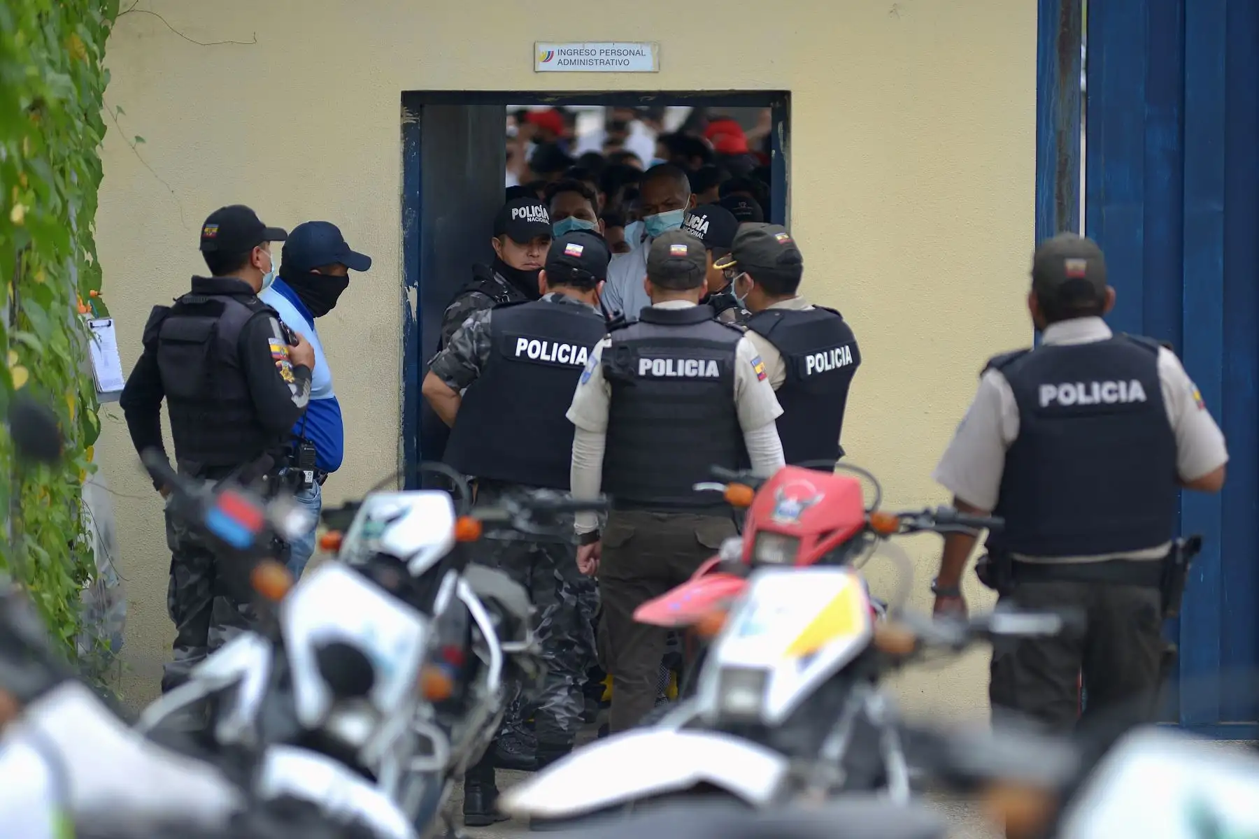 Policías ingresan al Centro de Rehabilitación Social de Guayas durante un amotinamiento, en Guayaquil (Ecuador). Más de 50 reclusos murieronen una serie de amotinamientos ocurridos en tres prisiones de varias ciudades de Ecuador.
Foto: EFE
