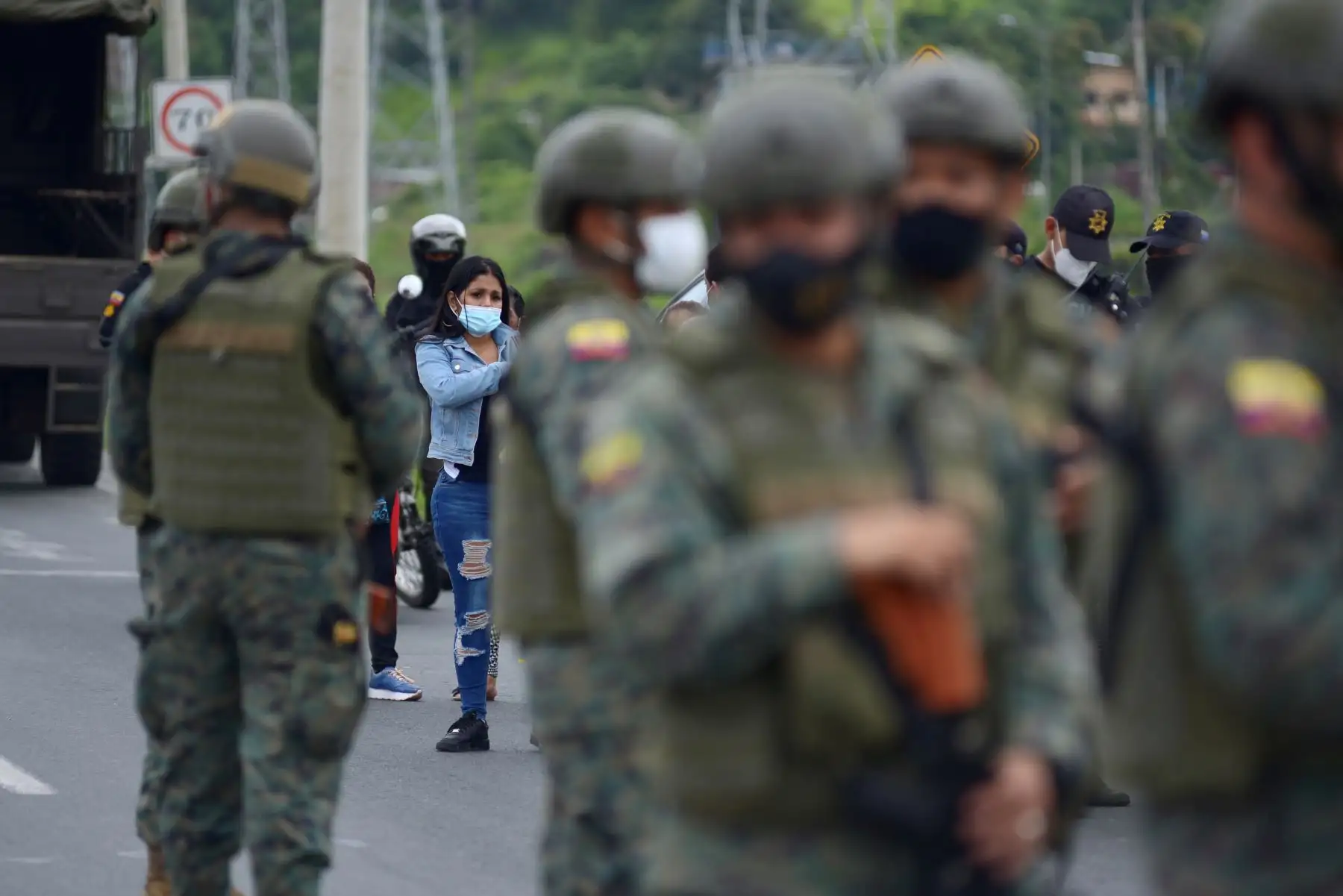 Militares acordonan hoy el Centro de Rehabilitación Social de Guayas, mientras familiares de los reclusos observan durante un amotinamiento, en Guayaquil (Ecuador). Más de 50 reclusos murieron en una serie de amotinamientos ocurridos en tres prisiones de varias ciudades de Ecuador.
Foto: AFP